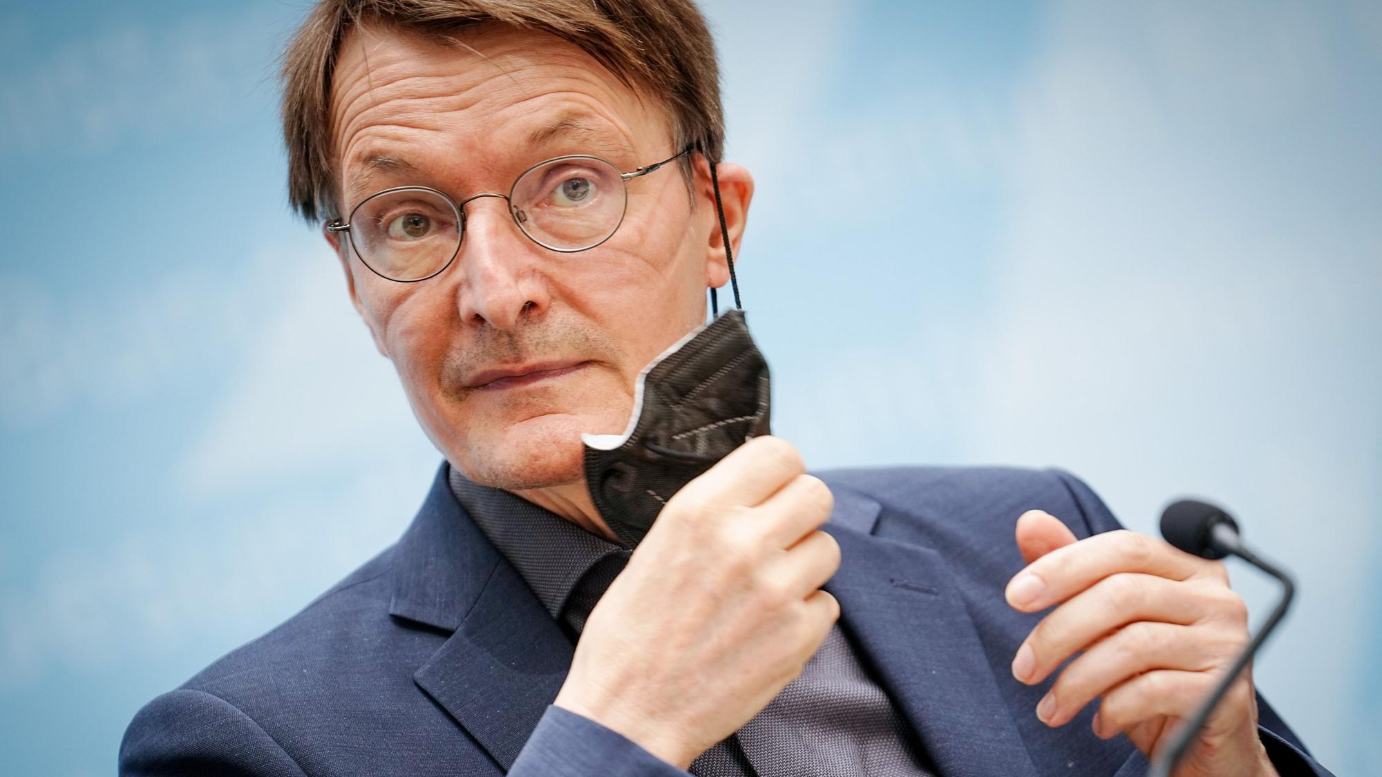 Das Gesundheitsamt des Berliner Bezirks Mitte ermittelt gegen Karl Lauterbach, hier ist er am 14. September in Berlin zu sehen.