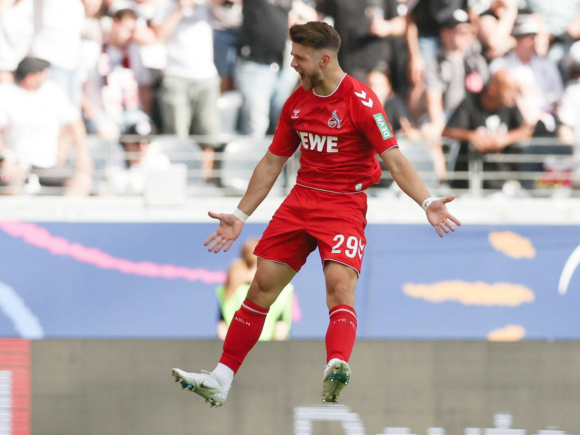 Jan Thielmann (1. FC Köln) springt jubelnd in die Luft.