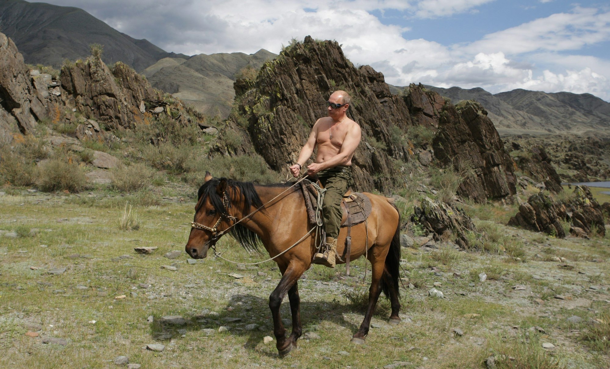 Dieses Foto aus dem August 2009 zeigt den russischen Präsidenten Wladimir Putin oberkörperfrei auf einem Pferd.