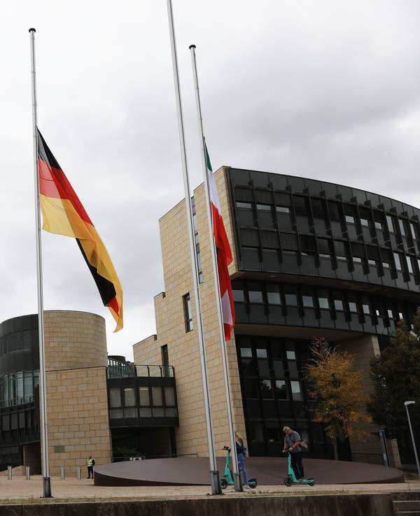 Fahnen wehen vor dem NRW-Landtag in Düsseldorf auf Halbmast.