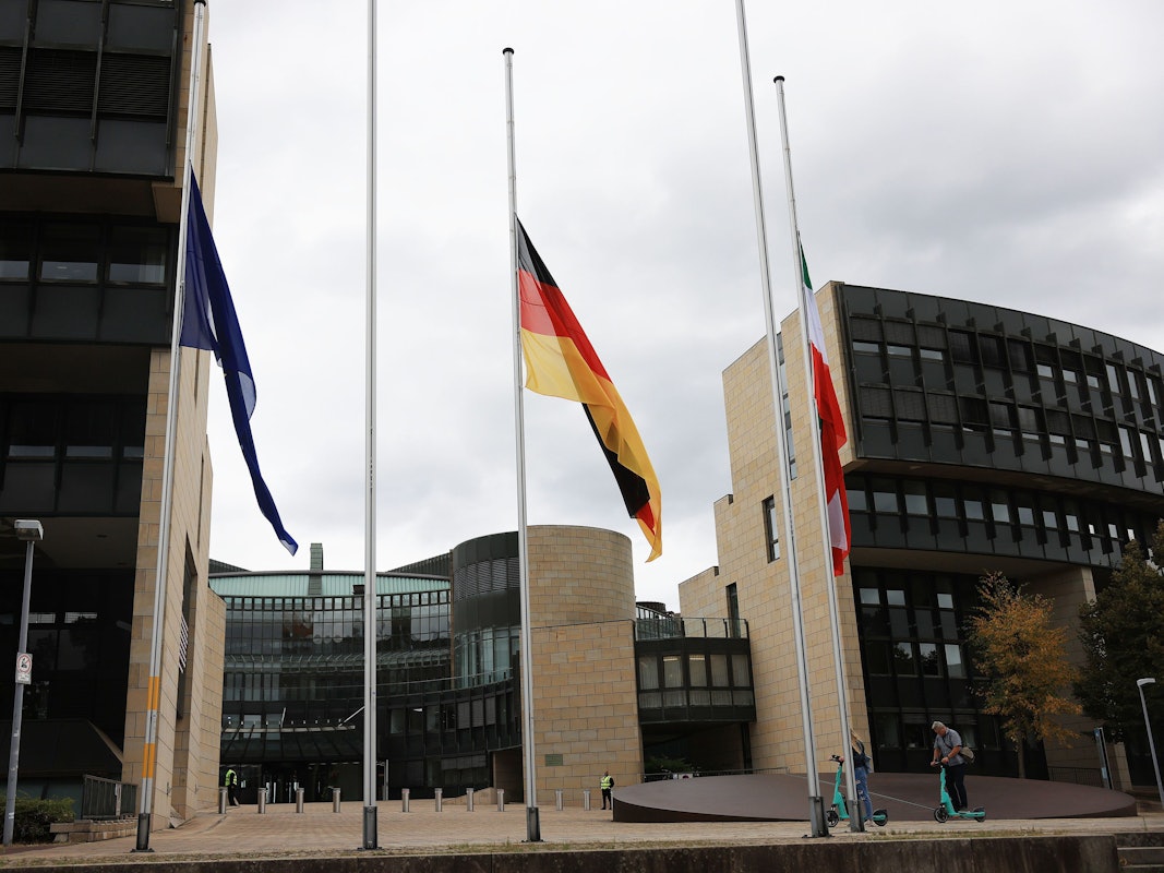 Fahnen wehen vor dem NRW-Landtag in Düsseldorf auf Halbmast.