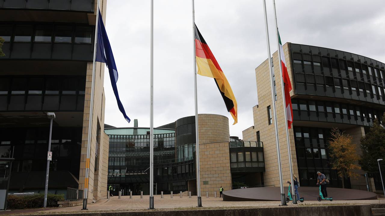 Fahnen wehen vor dem NRW-Landtag in Düsseldorf auf Halbmast.