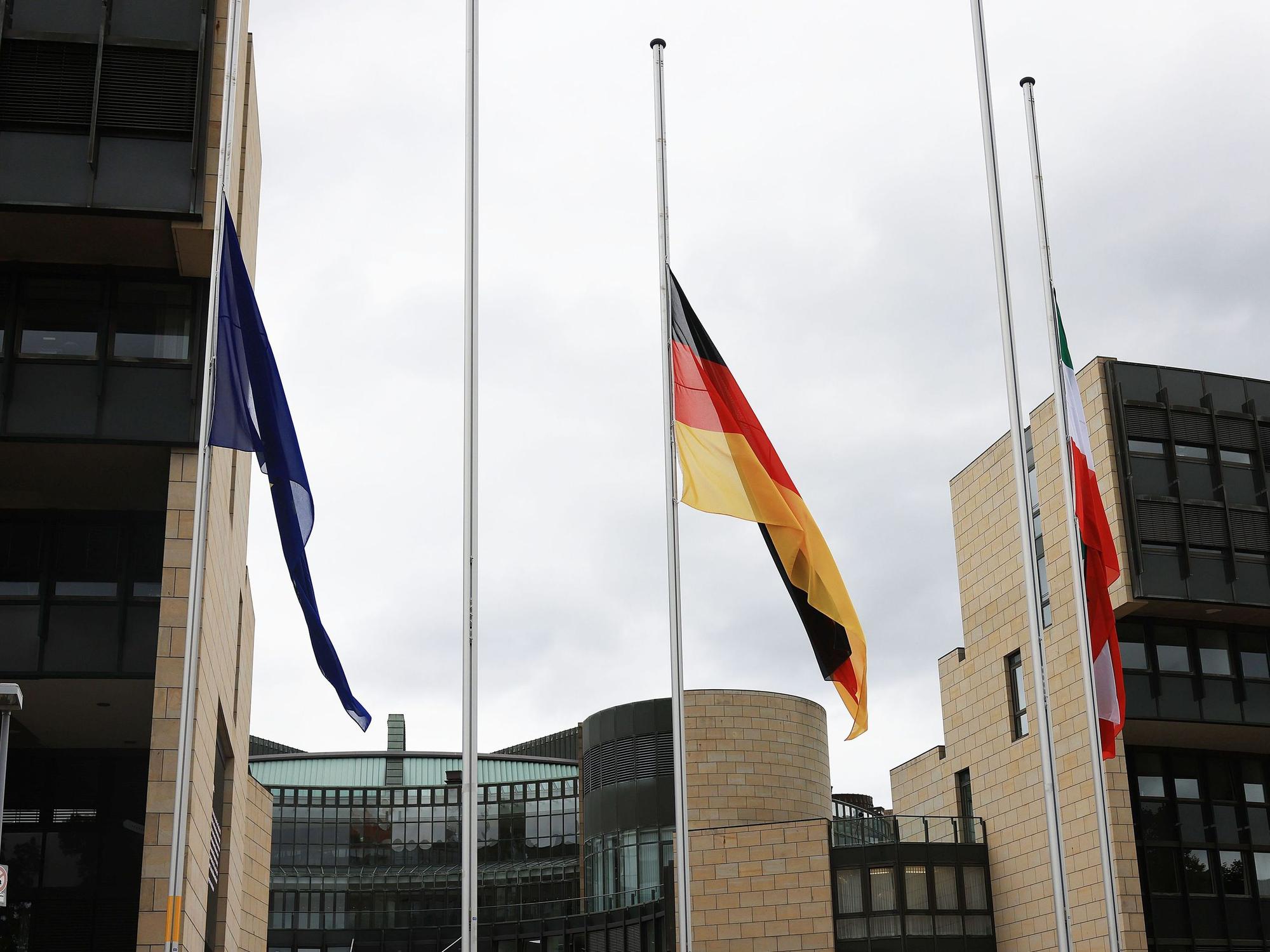 Fahnen wehen vor dem NRW-Landtag in Düsseldorf auf Halbmast.
