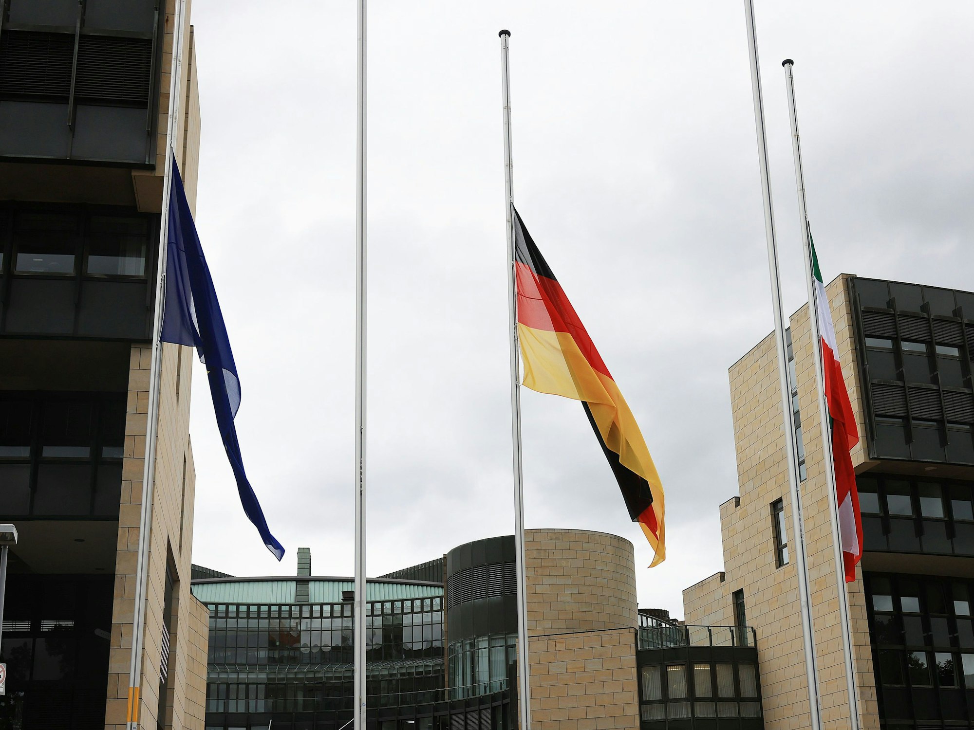 Fahnen wehen vor dem NRW-Landtag in Düsseldorf auf Halbmast.
