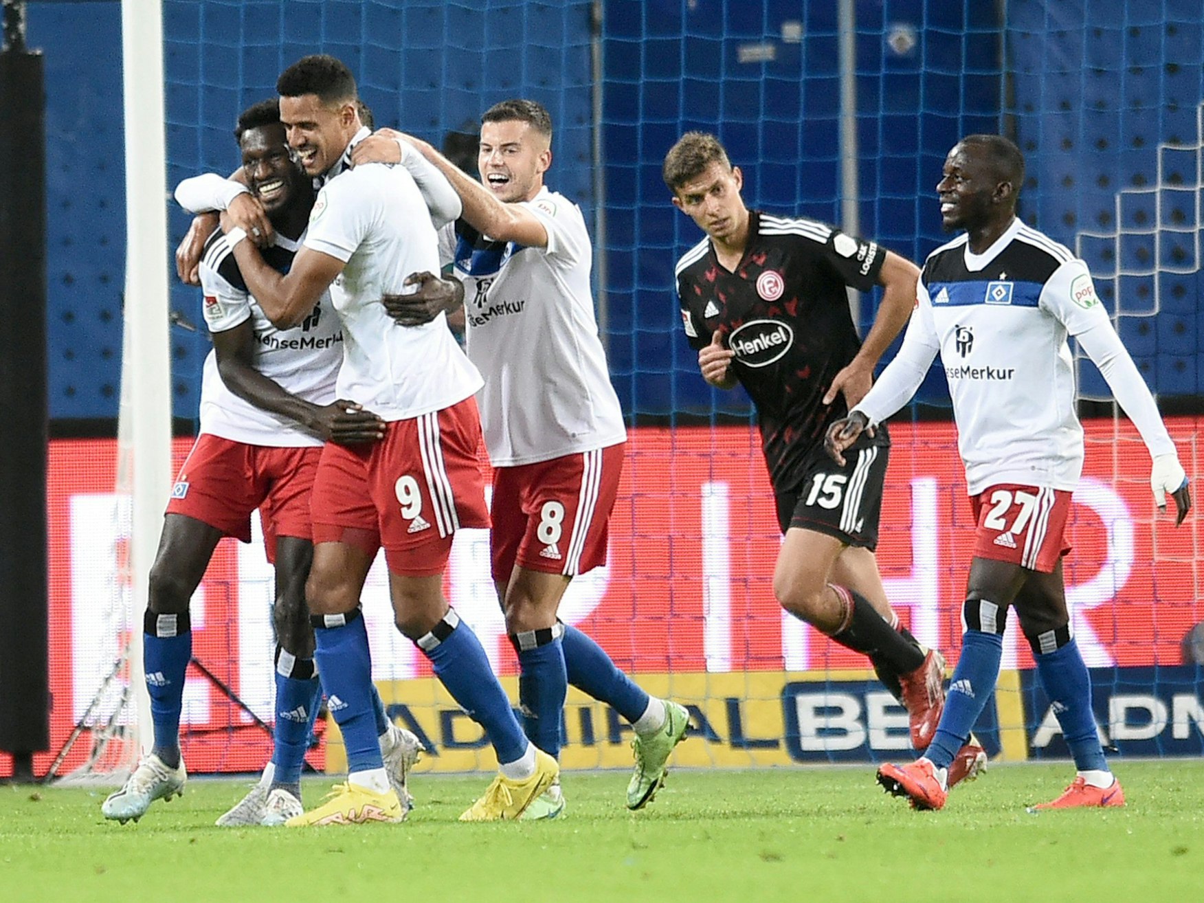 Robert Glatzel (2.v.l.) vom Hamburger SV wird von Bakery Jatta (l) vom Hamburger SV für sein Tor zum 1:0 umarmt. Mannschaftskollegen László Bénes (3.v.l) und Jean-Luc Dompé (r) freuen sich mit Glatzel.