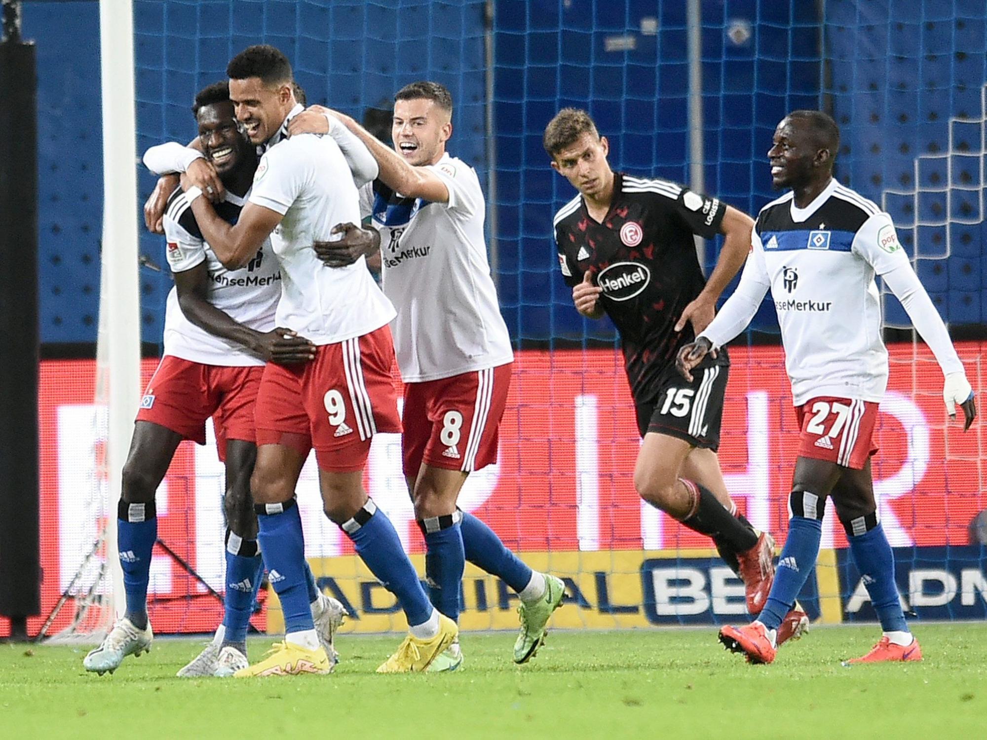 Robert Glatzel (2.v.l.) vom Hamburger SV wird von Bakery Jatta (l) vom Hamburger SV für sein Tor zum 1:0 umarmt. Mannschaftskollegen László Bénes (3.v.l) und Jean-Luc Dompé (r) freuen sich mit Glatzel.
