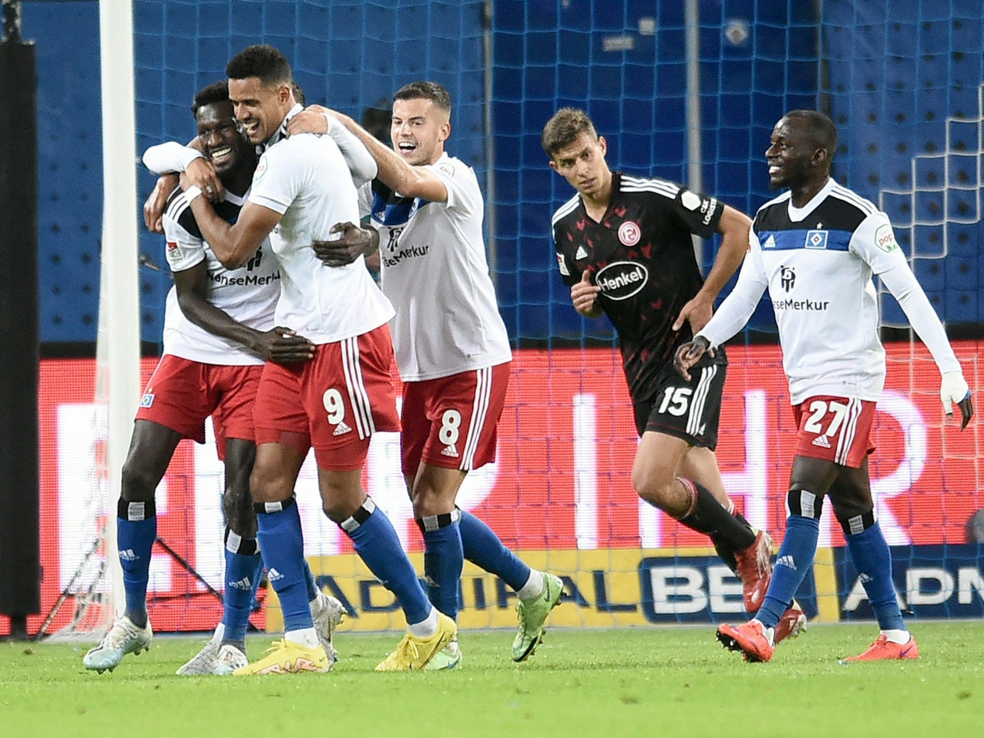Robert Glatzel (2.v.l.) vom Hamburger SV wird von Bakery Jatta (l) vom Hamburger SV für sein Tor zum 1:0 umarmt. Mannschaftskollegen László Bénes (3.v.l) und Jean-Luc Dompé (r) freuen sich mit Glatzel.
