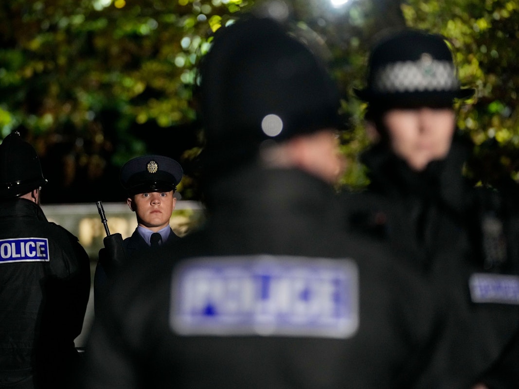 Ein Soldat der Royal Air Force nimmt an den letzten Übungen entlang des Long Walk teil, während er sich auf das Staatsbegräbnis von Königin Elizabeth lI. in der Nähe von Schloss Windsor vorbereitet.
