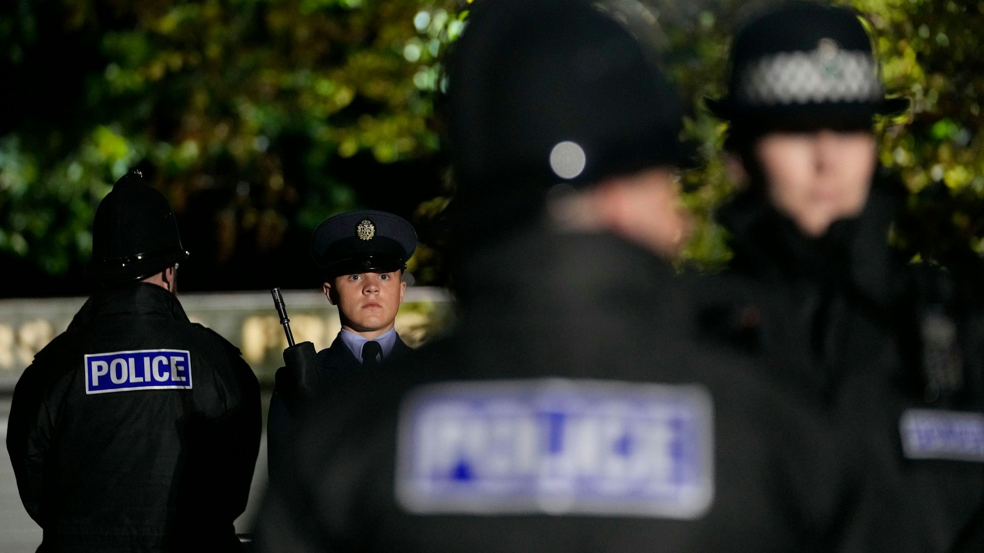 Ein Soldat der Royal Air Force nimmt an den letzten Übungen entlang des Long Walk teil, während er sich auf das Staatsbegräbnis von Königin Elizabeth lI. in der Nähe von Schloss Windsor vorbereitet.