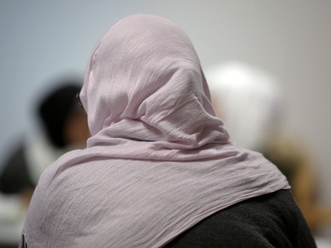 Frauen sitzen mit Kopftüchern in einem Kurs, aufgenommen im November 2015. Die Aufnahme dient als Symbolfoto.