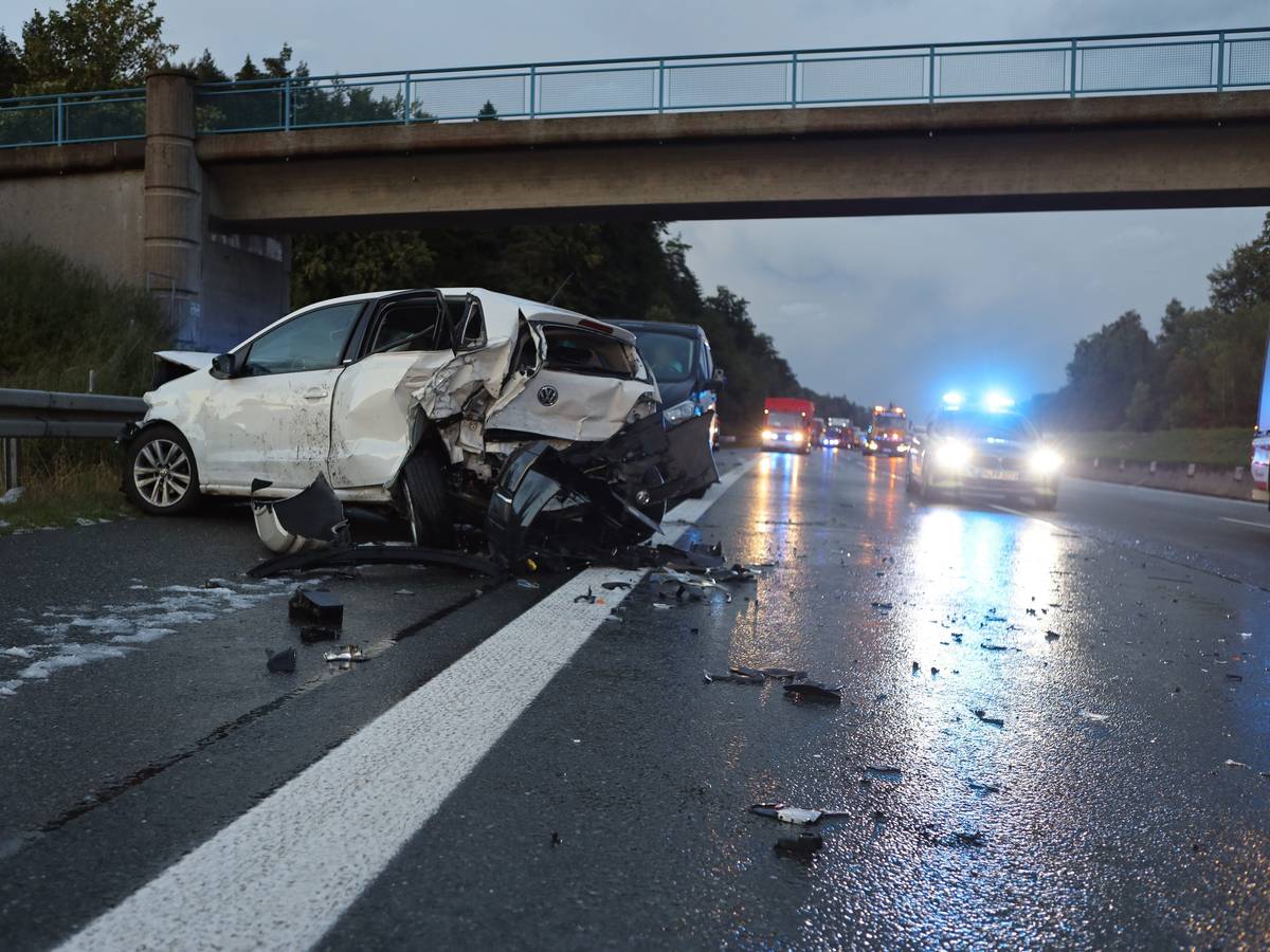 Ein Polizeiauto steht mit Blaulicht an der Unfallstelle auf der A9 zwischen den Anschlussstellen Schnaittach und Hormersdorf.
