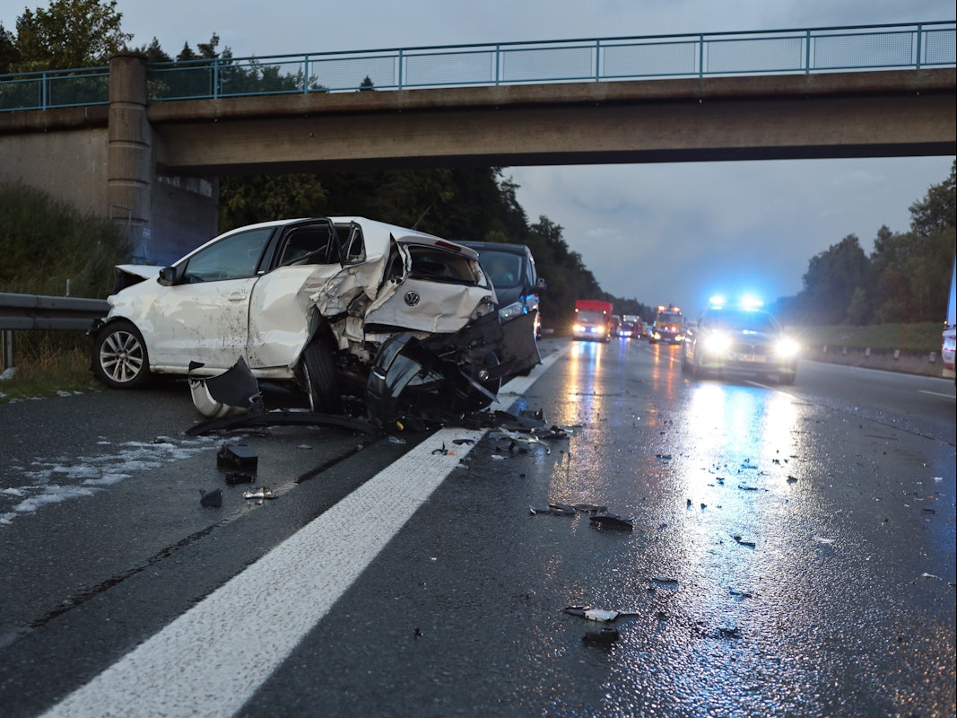 Ein Polizeiauto steht mit Blaulicht an der Unfallstelle auf der A9 zwischen den Anschlussstellen Schnaittach und Hormersdorf.