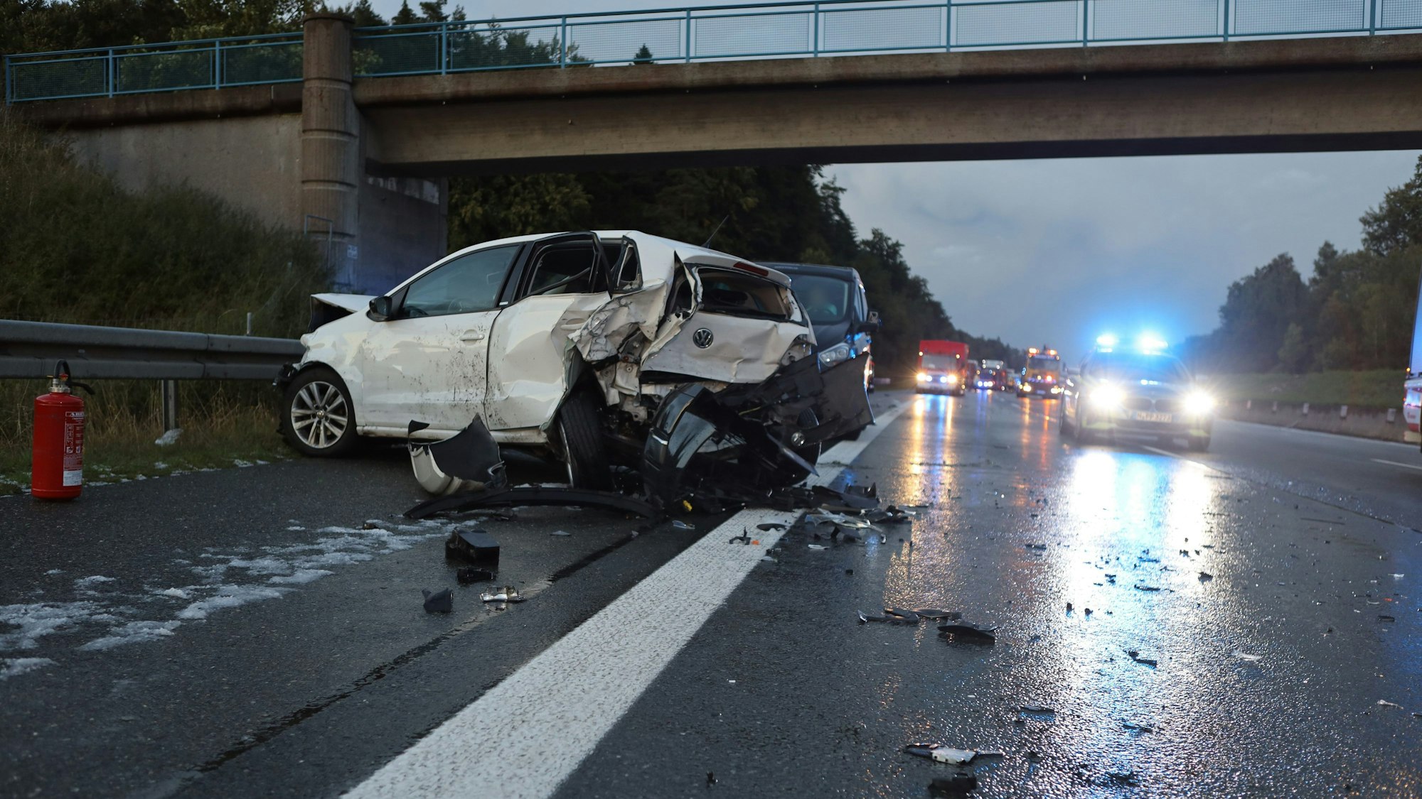 Ein Polizeiauto steht mit Blaulicht an der Unfallstelle auf der A9 zwischen den Anschlussstellen Schnaittach und Hormersdorf.
