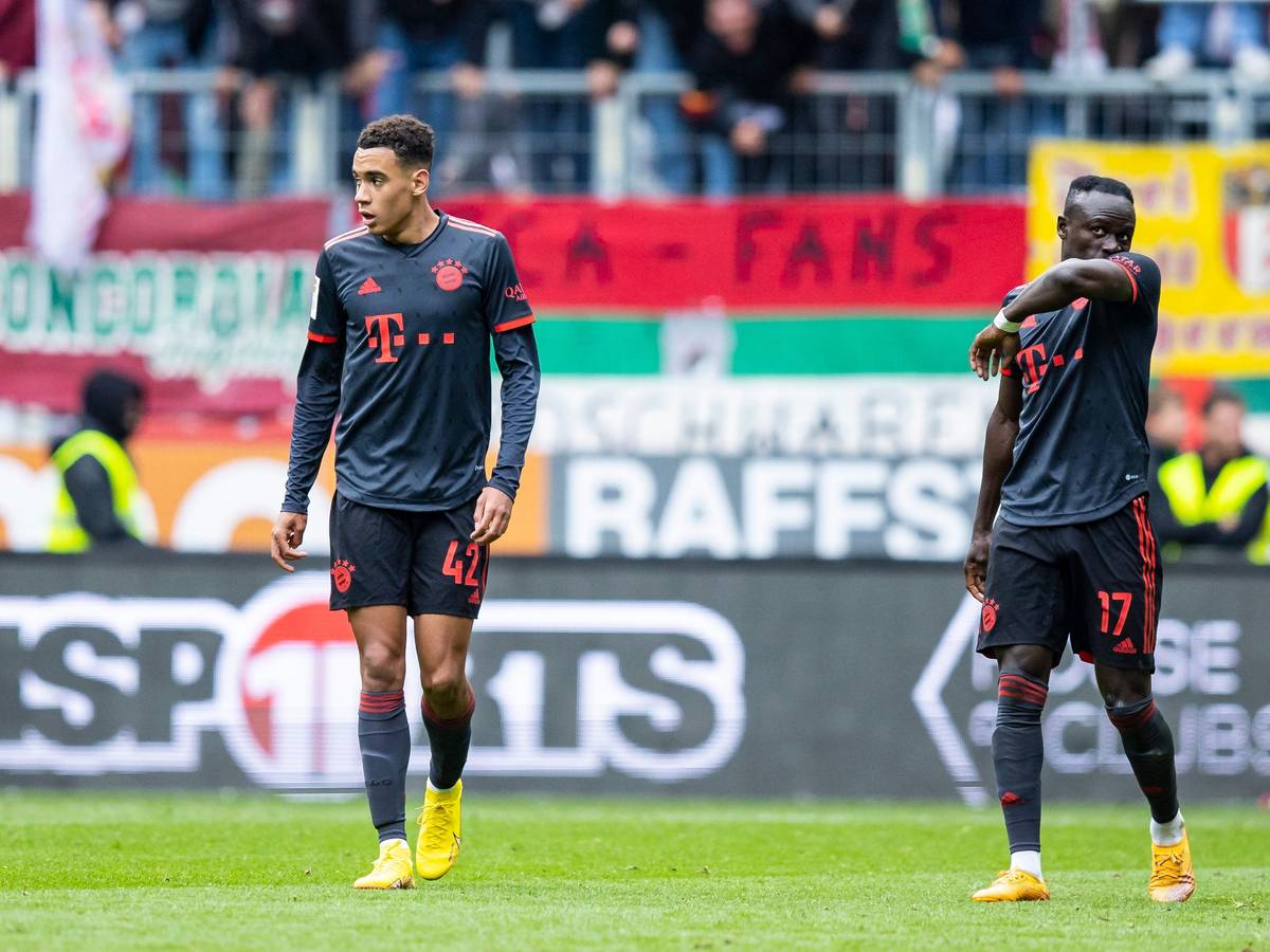 Bayern Münchens Jamal Musiala und Sadio Mané ziehen in Augsburg ein langes Gesicht.