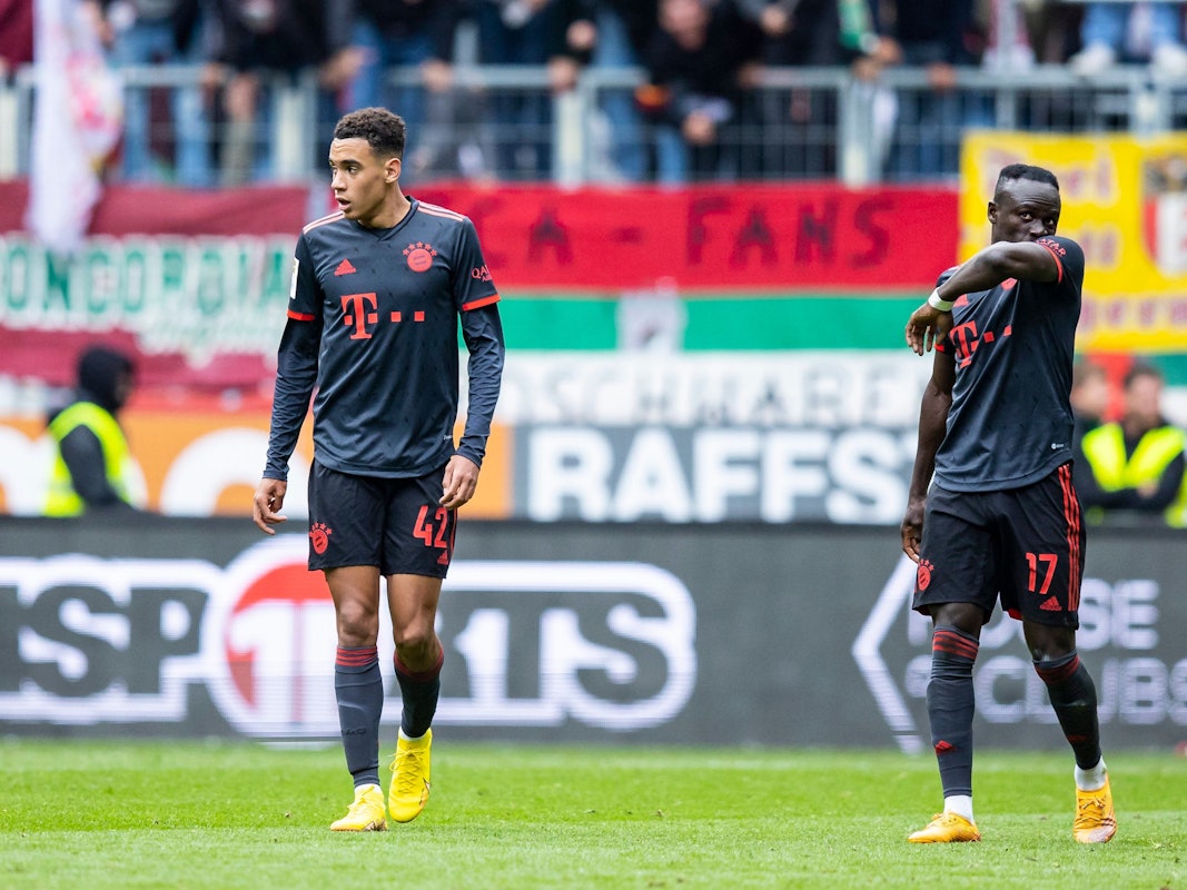 Bayern Münchens Jamal Musiala und Sadio Mané ziehen in Augsburg ein langes Gesicht.
