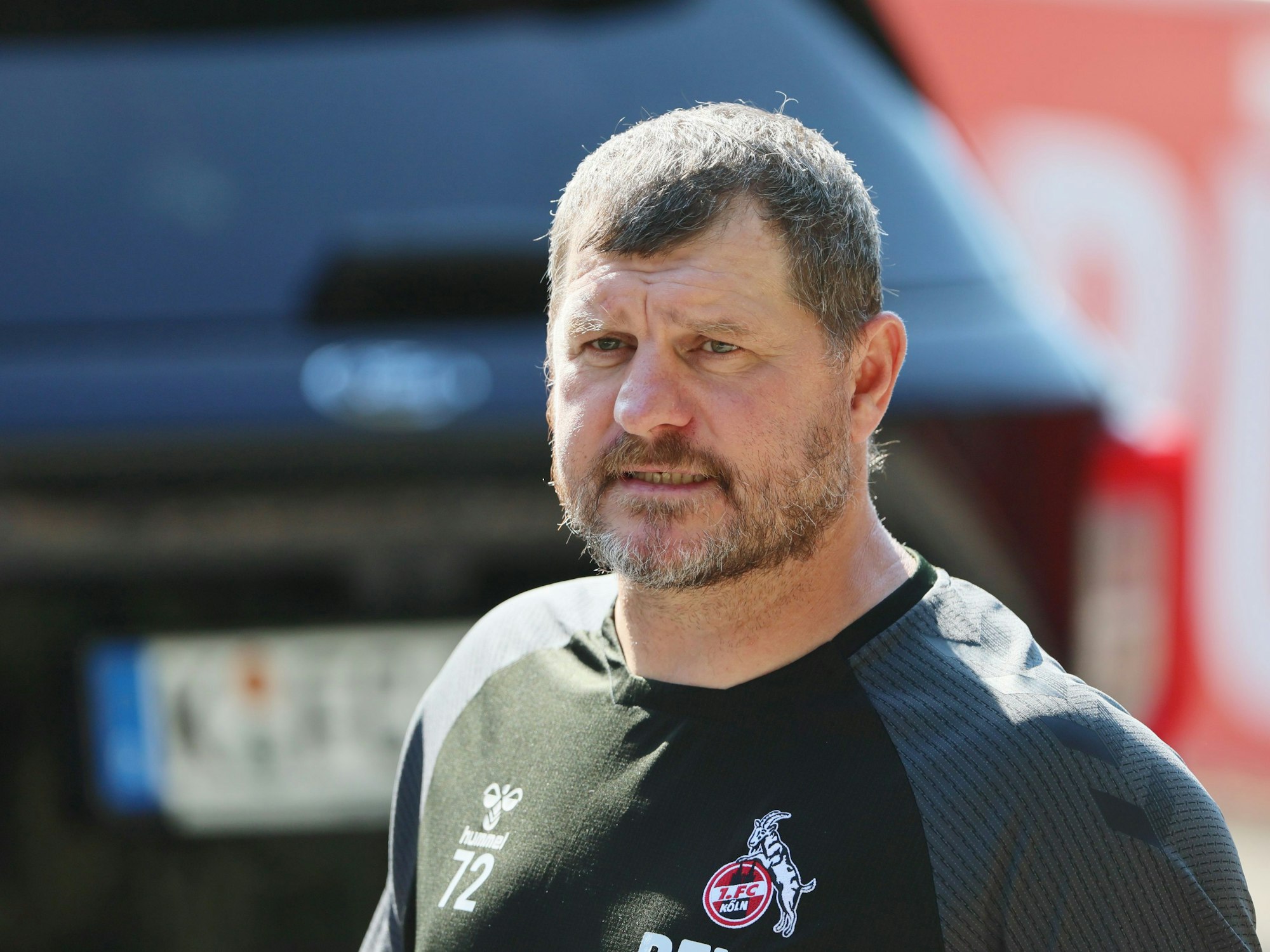 Steffen Baumgart ohne Kappe am Geißbockheim.