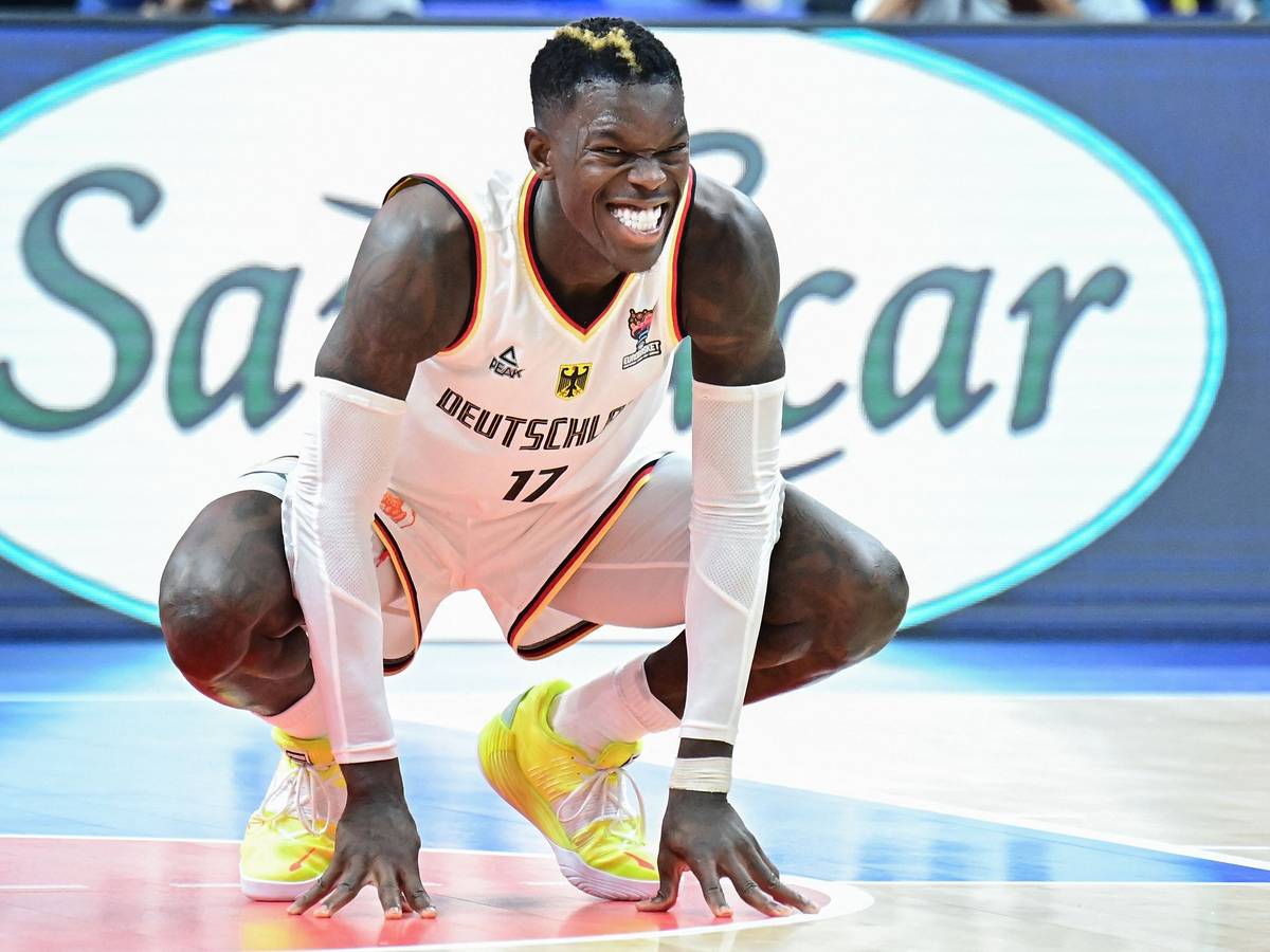 Dennis Schröder im Trikot der deutschen Basketball-Nationalmannschaft.