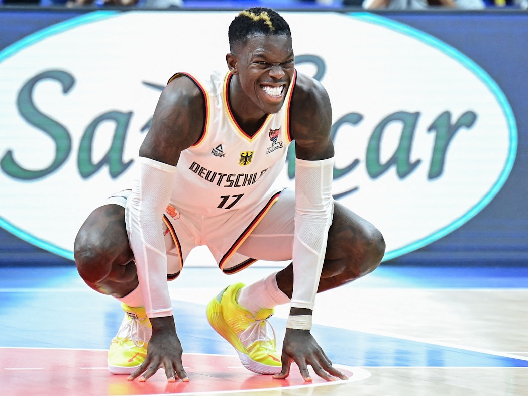 Dennis Schröder im Trikot der deutschen Basketball-Nationalmannschaft.