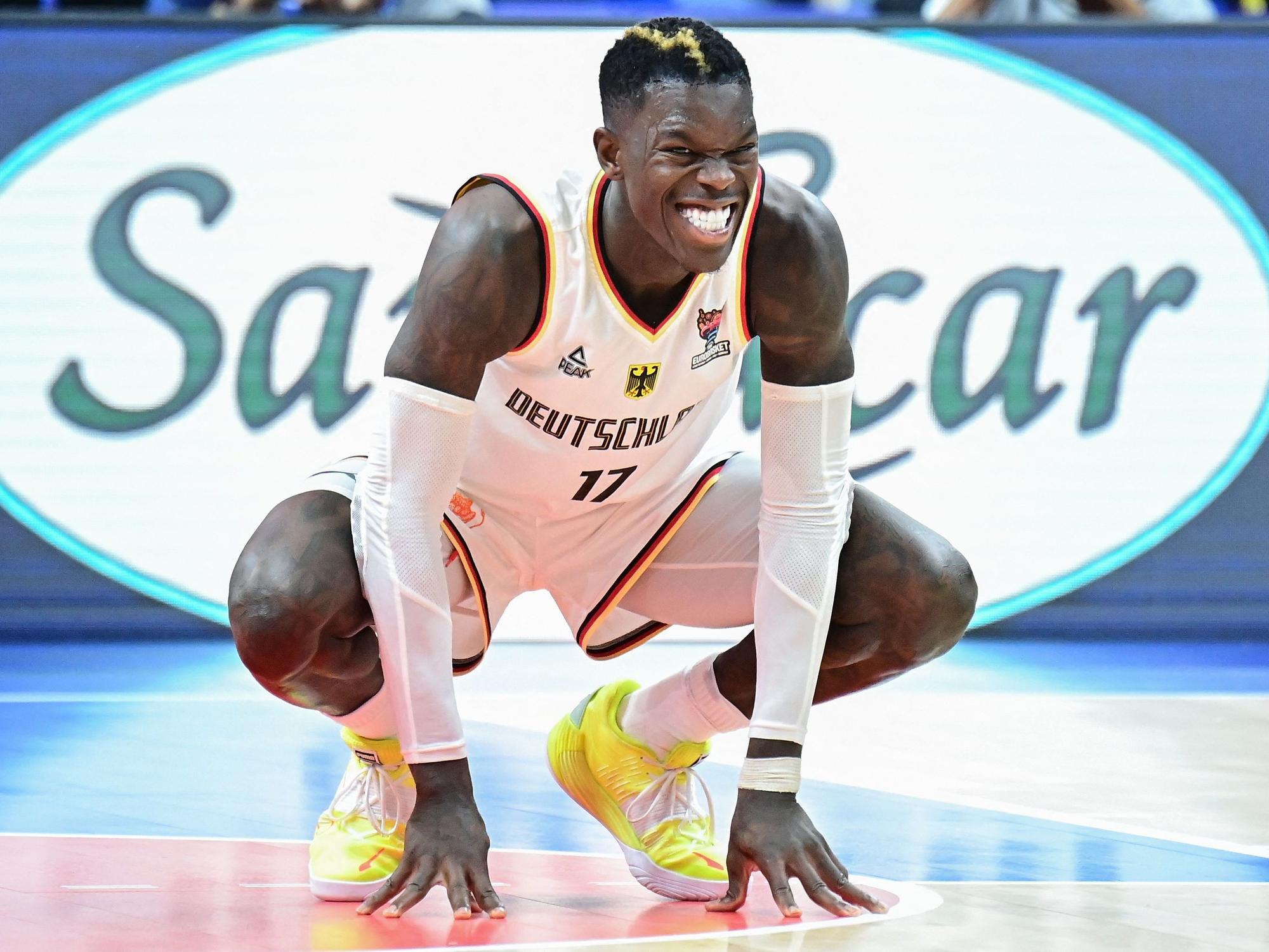 Dennis Schröder im Trikot der deutschen Basketball-Nationalmannschaft.