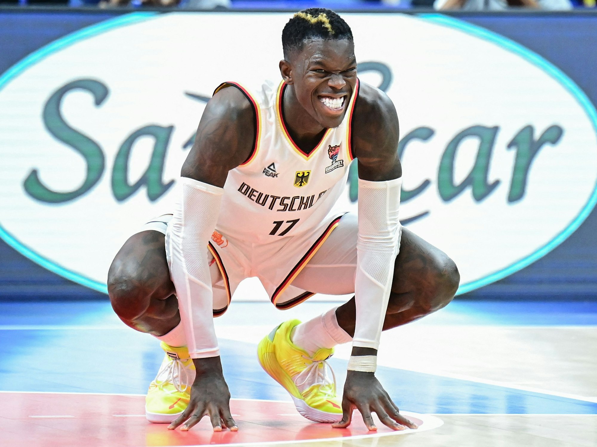 Dennis Schröder im Trikot der deutschen Basketball-Nationalmannschaft.
