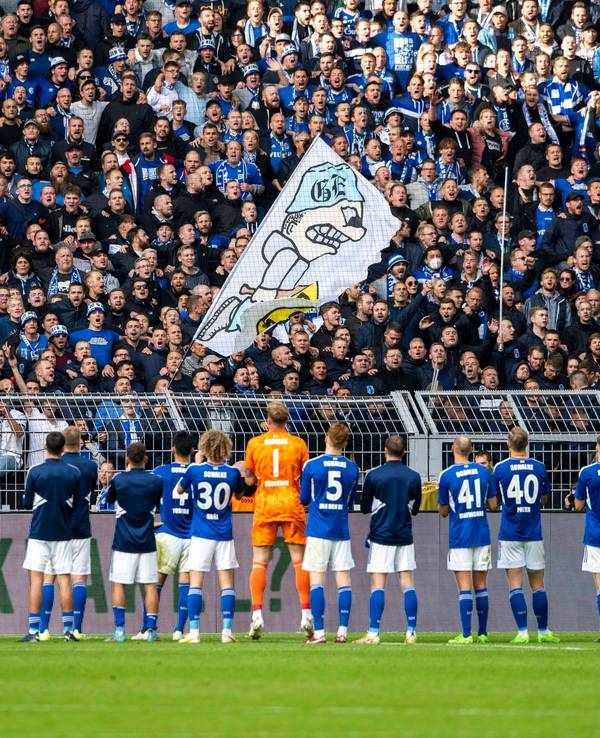 Die Schalker Spieler stehen enttäuscht vor ihren Fans.