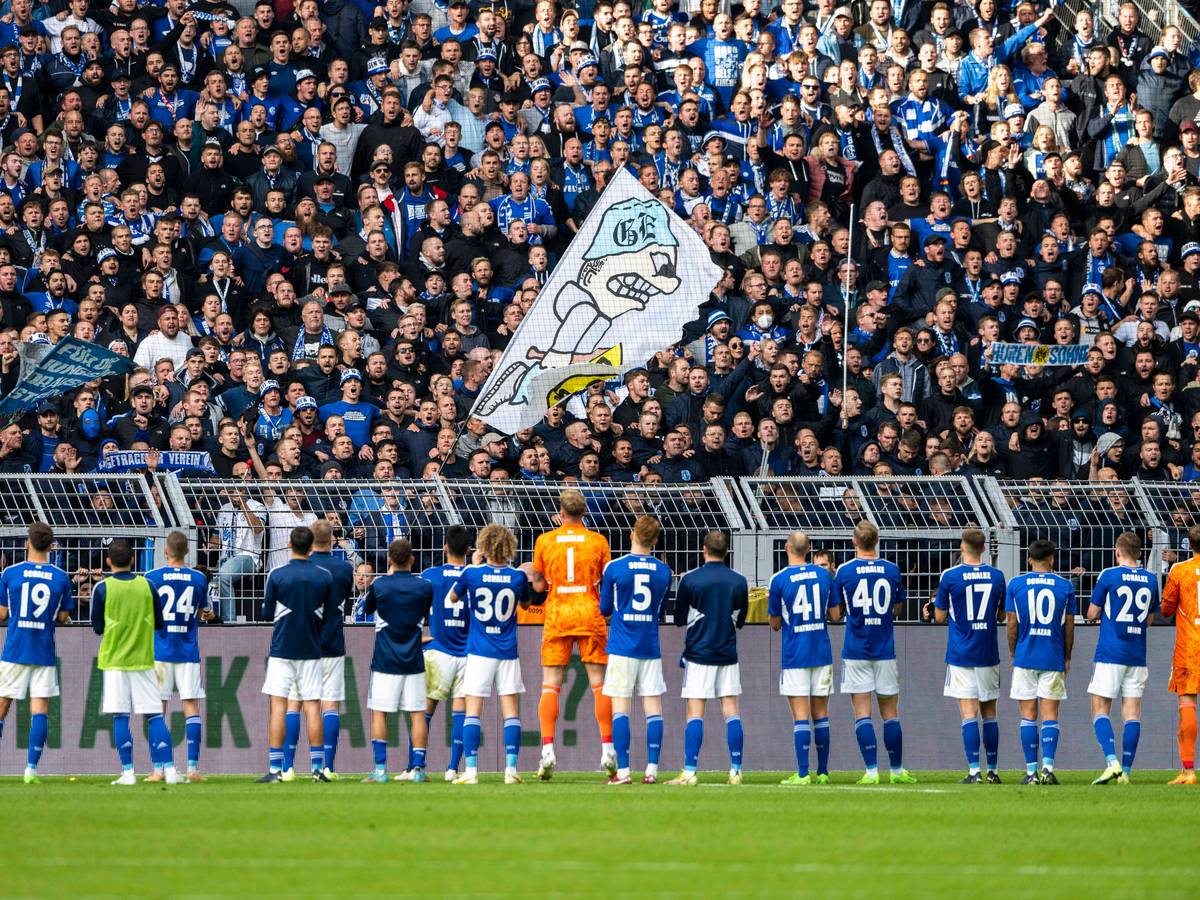 Die Schalker Spieler stehen enttäuscht vor ihren Fans.