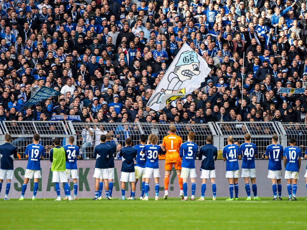 Die Schalker Spieler stehen enttäuscht vor ihren Fans.
