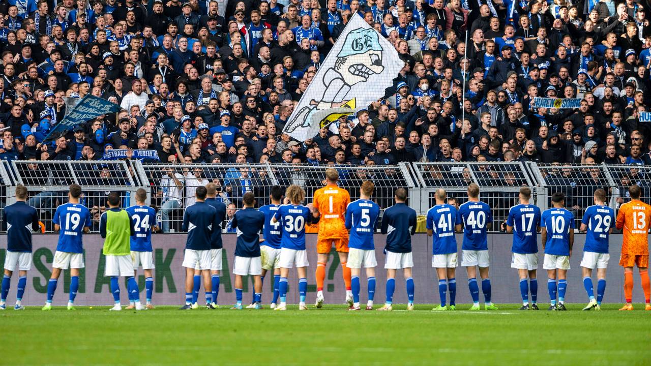 Die Schalker Spieler stehen enttäuscht vor ihren Fans.