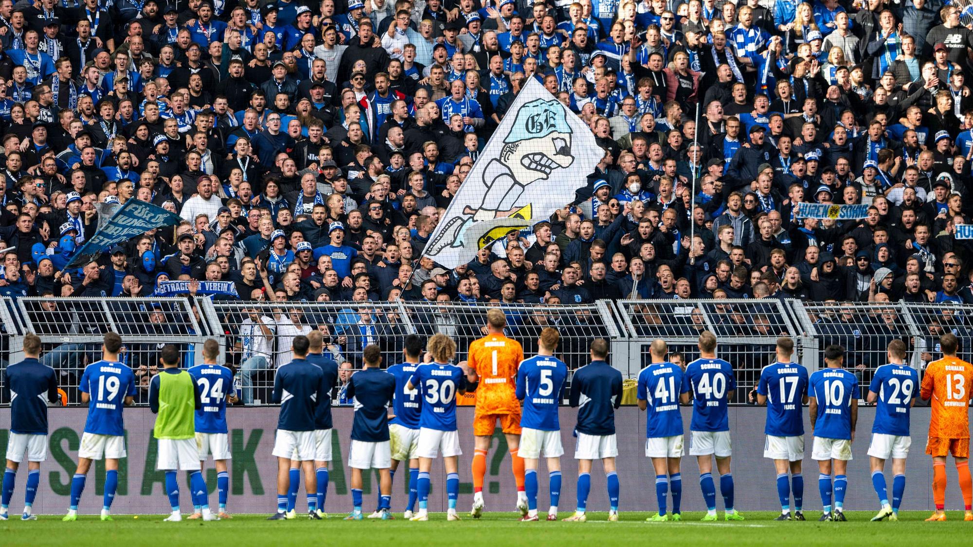 Die Schalker Spieler stehen enttäuscht vor ihren Fans.