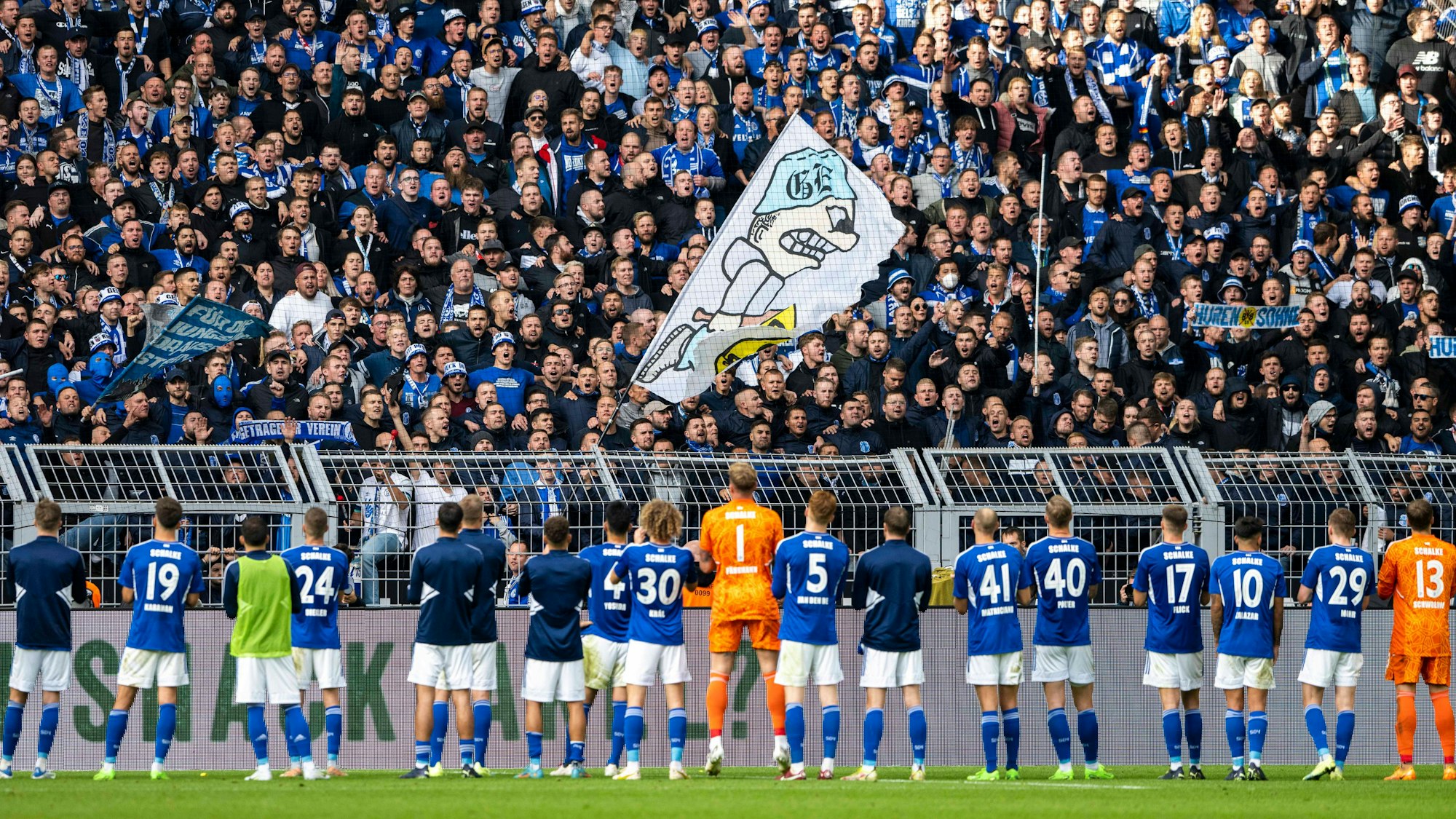 Die Schalker Spieler stehen enttäuscht vor ihren Fans.