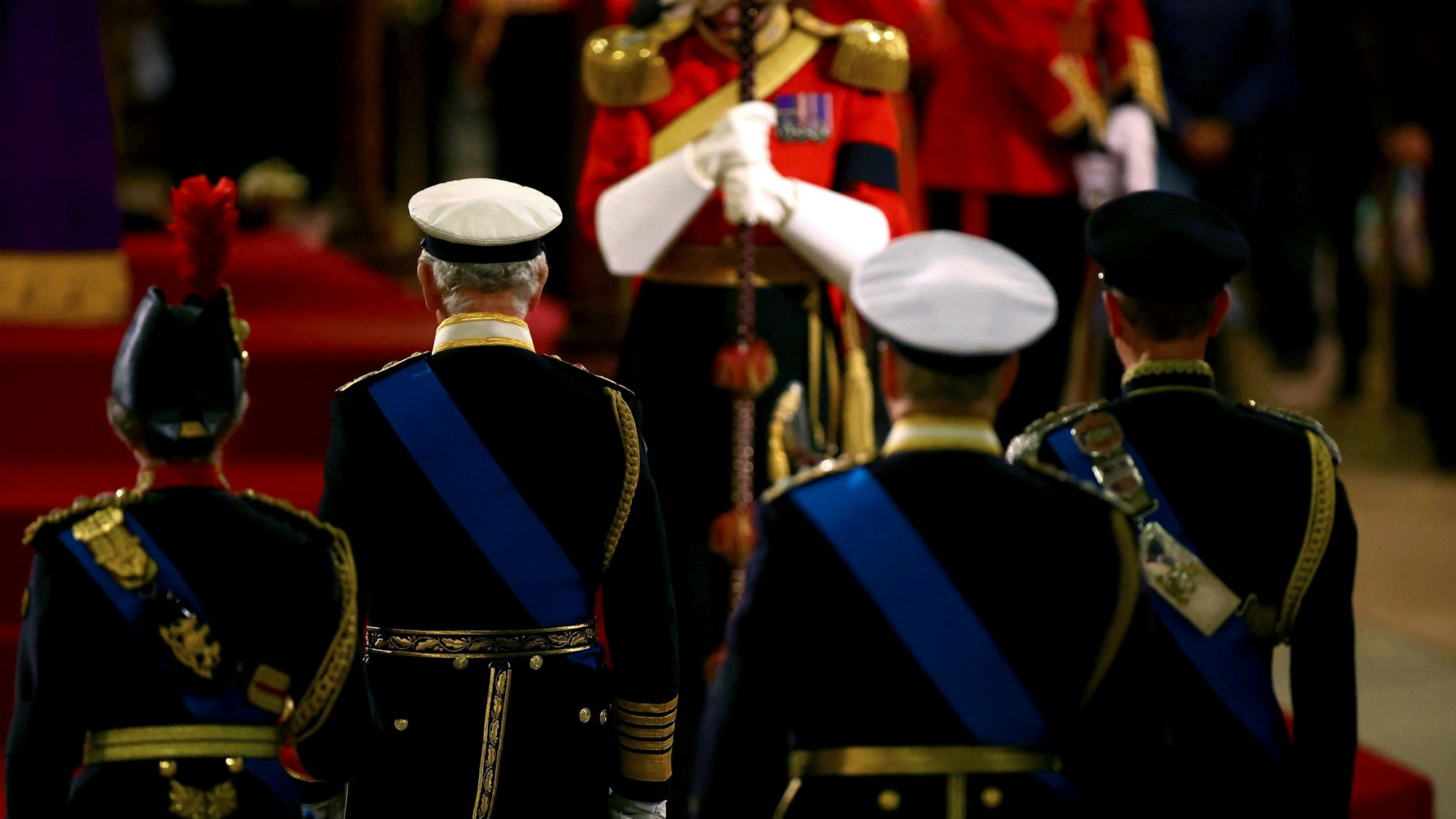 König Charles III. (2.v.l), Anne (l), Prinzessin Royal, Andrew, Herzog von York und Edward (r), Graf von Wessex, kommen, um neben dem Sarg ihrer Mutter, Königin Elizabeth II., in der Westminster Hall, zu wachen.