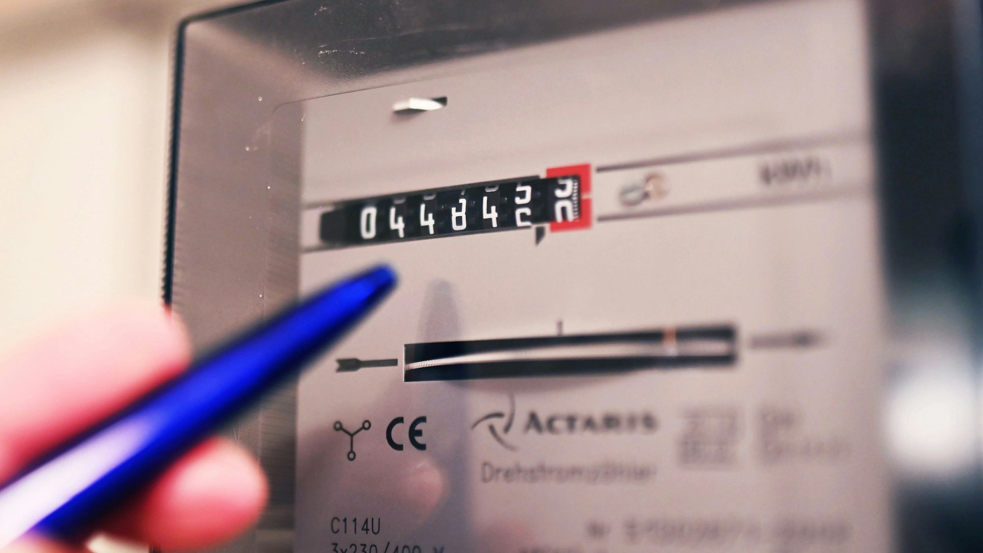 Das Entlastungspaket soll noch durch den Bundesrat, doch es regt sich Kritik. Unser Foto zeigt einen Drehstromzähler, aufgenommen in einem Haushalt.