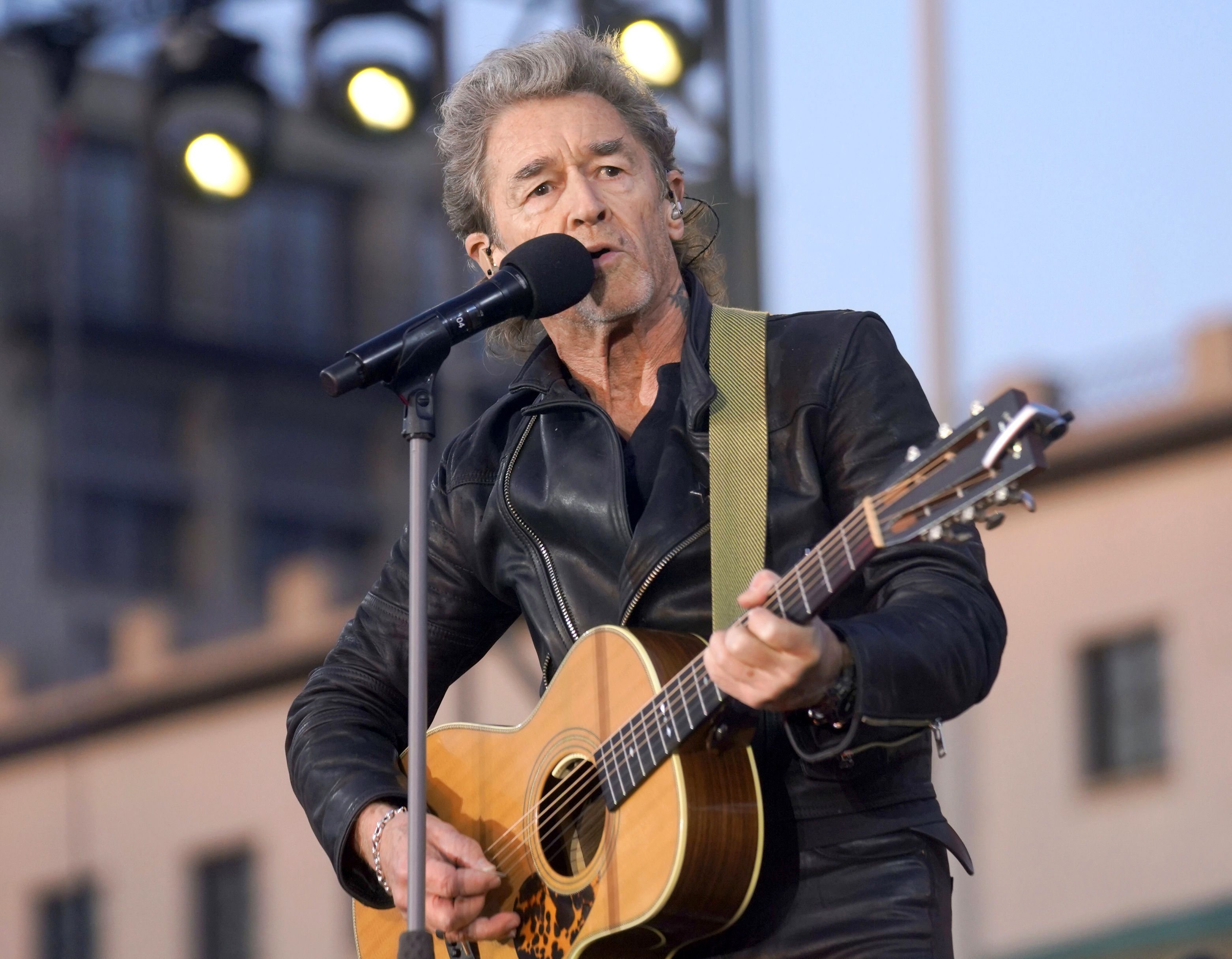 Der Sänger Peter Maffay steht bei der Solidaritätskundgebung „Sound of Peace“ am Brandenburger Tor auf der Bühne.