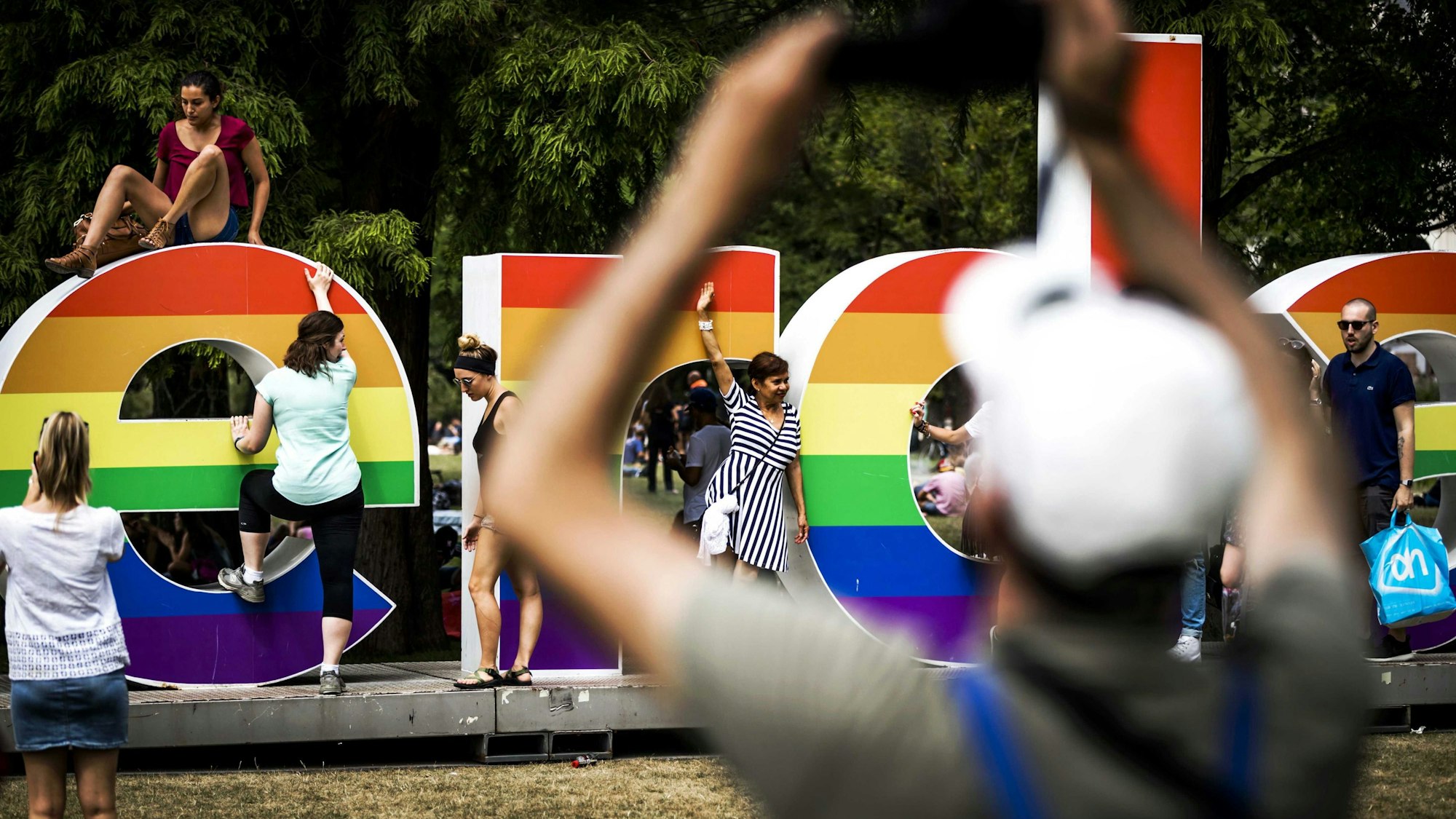 Die Aufnahme stammt von „Roze Taterdag“ (Pink Saturday) in Amsterdam im Juli 2016 und dient hier als Symbolfoto.