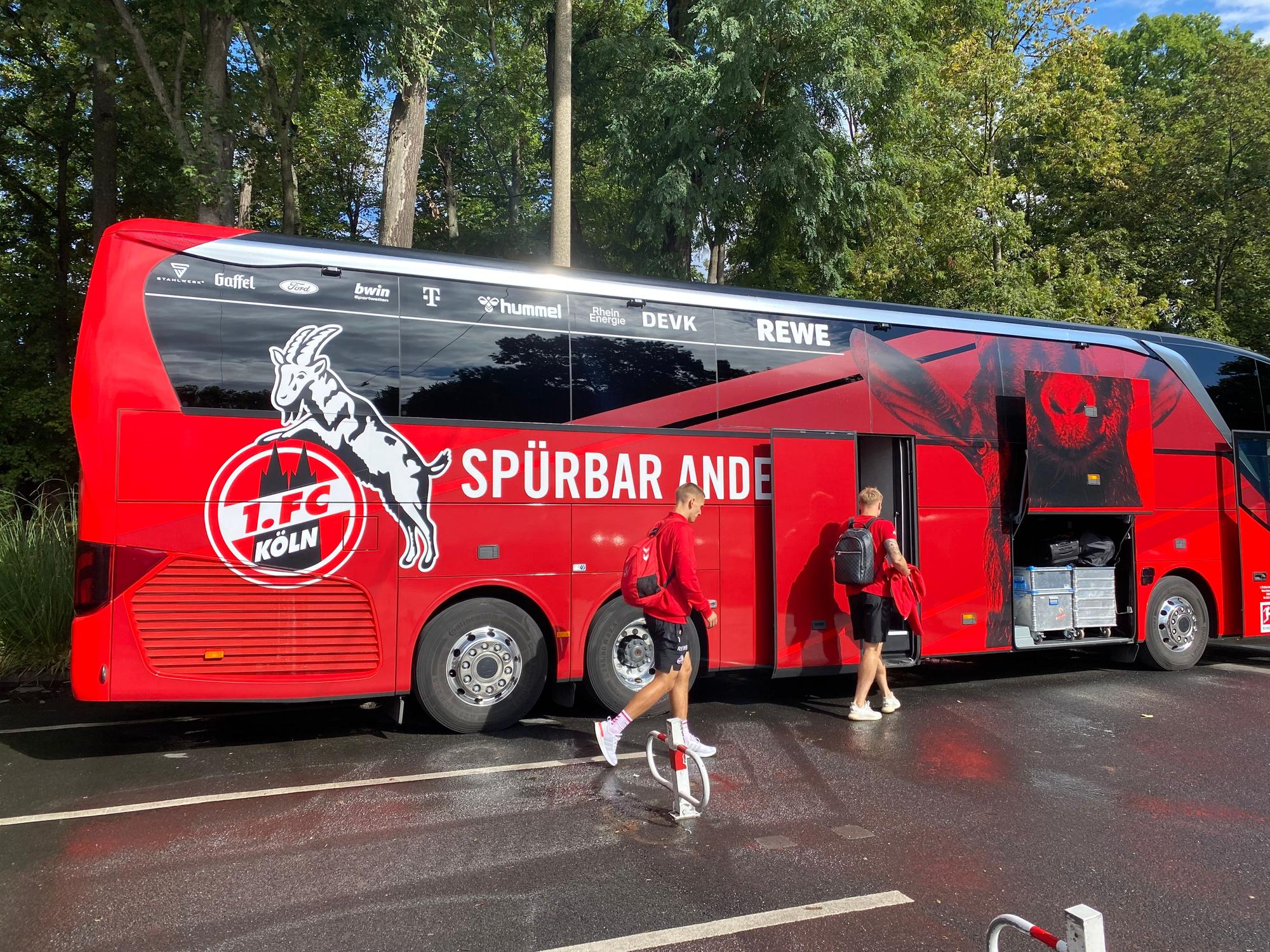 Kristian Pedersen und Florian Dietz steigen am 17. September in den Mannschaftsbus des 1. FC Köln ein.