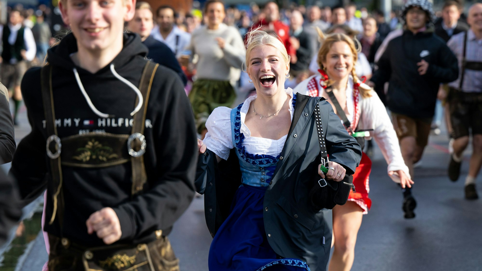 Die ersten Wiesnbesucher rennen nach dem Einlass zu den Festzelten.