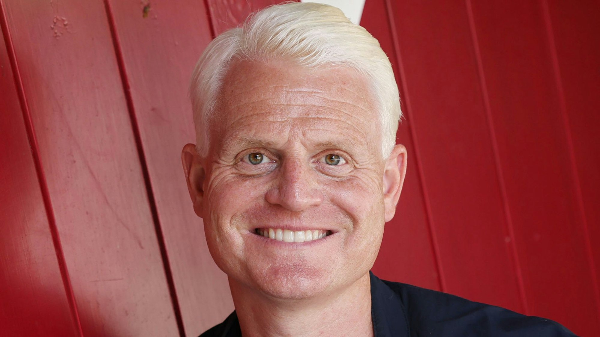 Guido Cantz, Moderator, steht im Hof von Schloss Wahn.