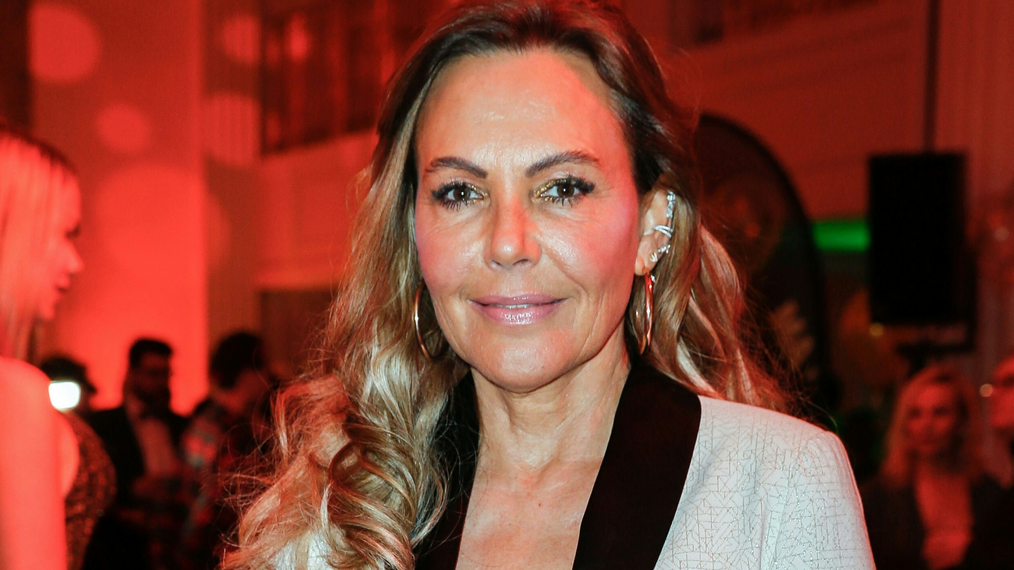 Natascha Ochsenknecht lächelt in die Kamera.