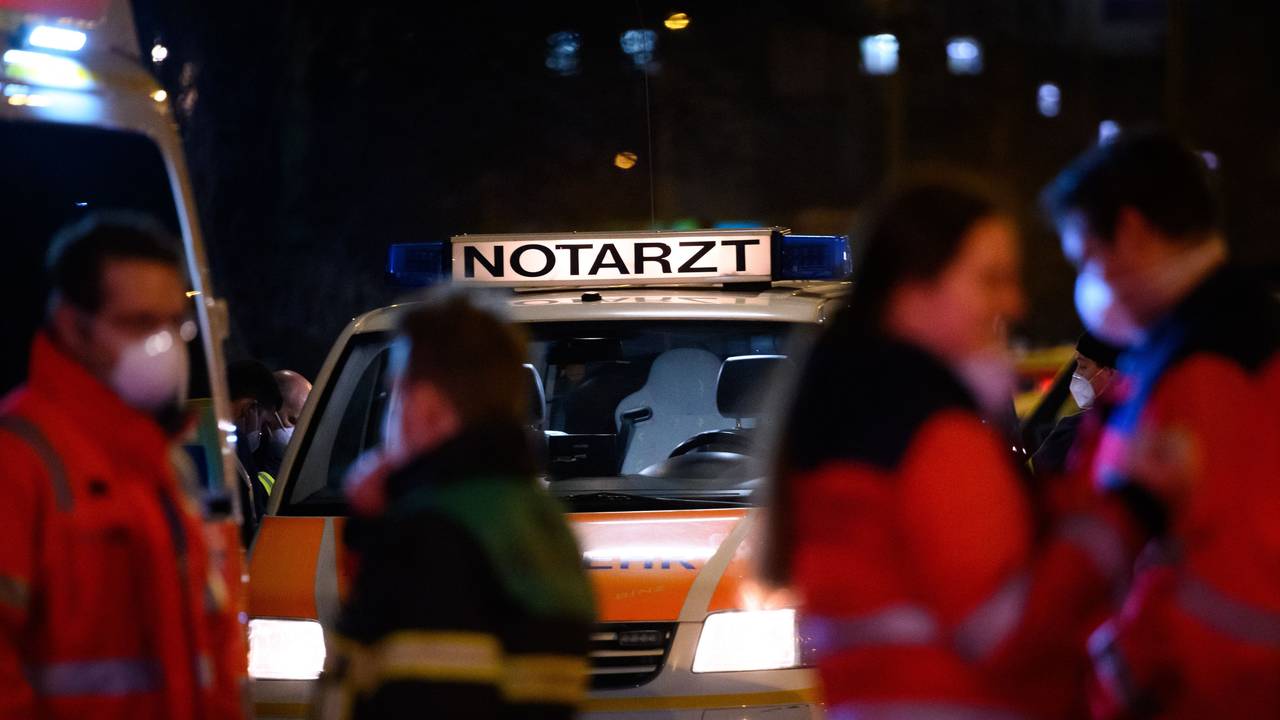 Rettungskräfte (hier ein Symbolfoto) kümmerten sich um den Mann, doch er starb wenig später.