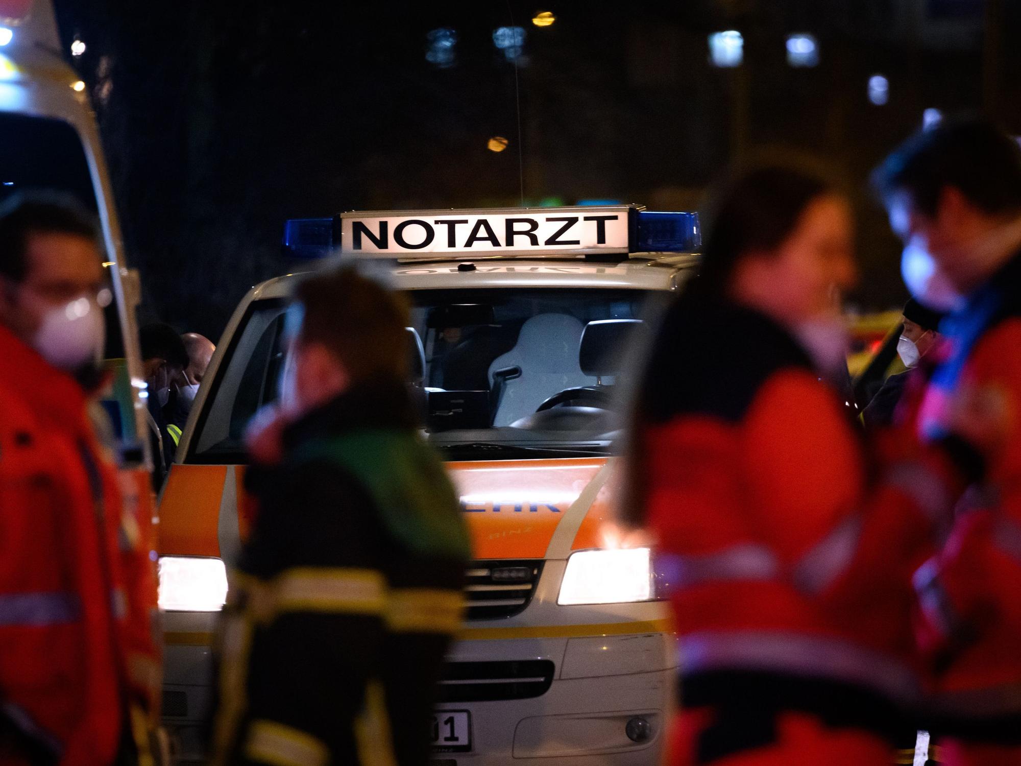 Rettungskräfte (hier ein Symbolfoto) kümmerten sich um den Mann, doch er starb wenig später.