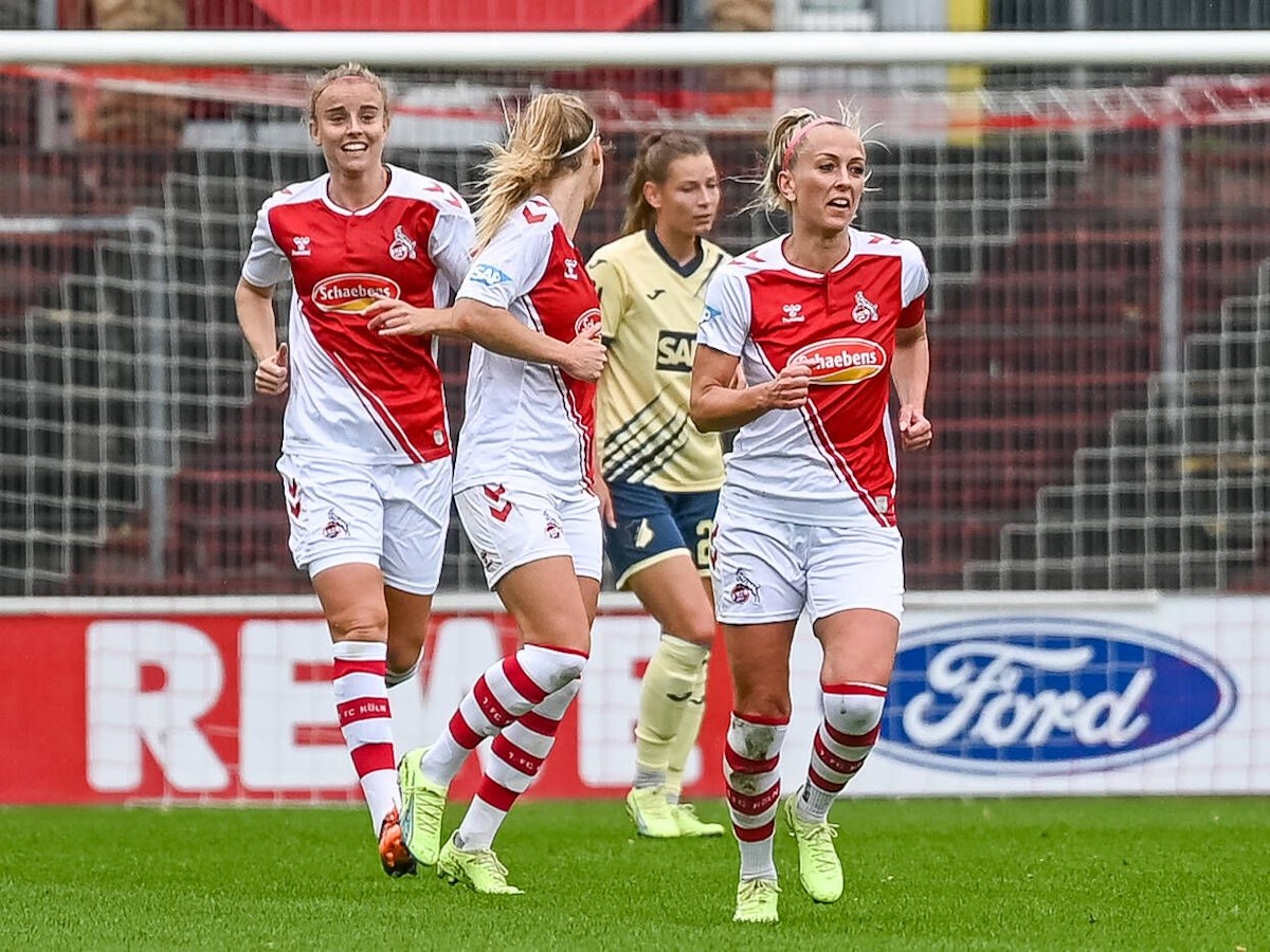 Mandy Islacker jubelt mit zwei Mannschafts-Kolleginnen über ihren Treffer per Elfmeter beim Spiel des 1. FC Köln gegen Hoffenheim am 18. September 2022.