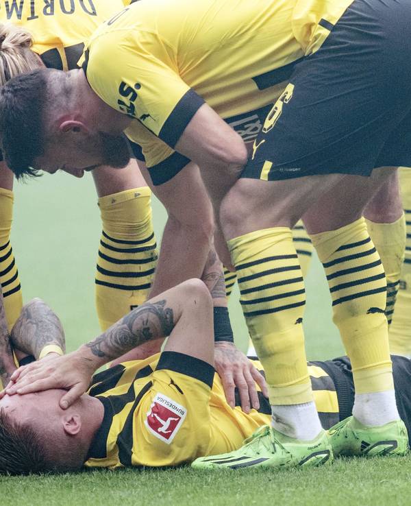 Borussia Dortmunds Kapitän Marco Reus liegt während des Bundesliga-Derbys gegen den FC Schalke 04 verletzt auf dem Rasen.