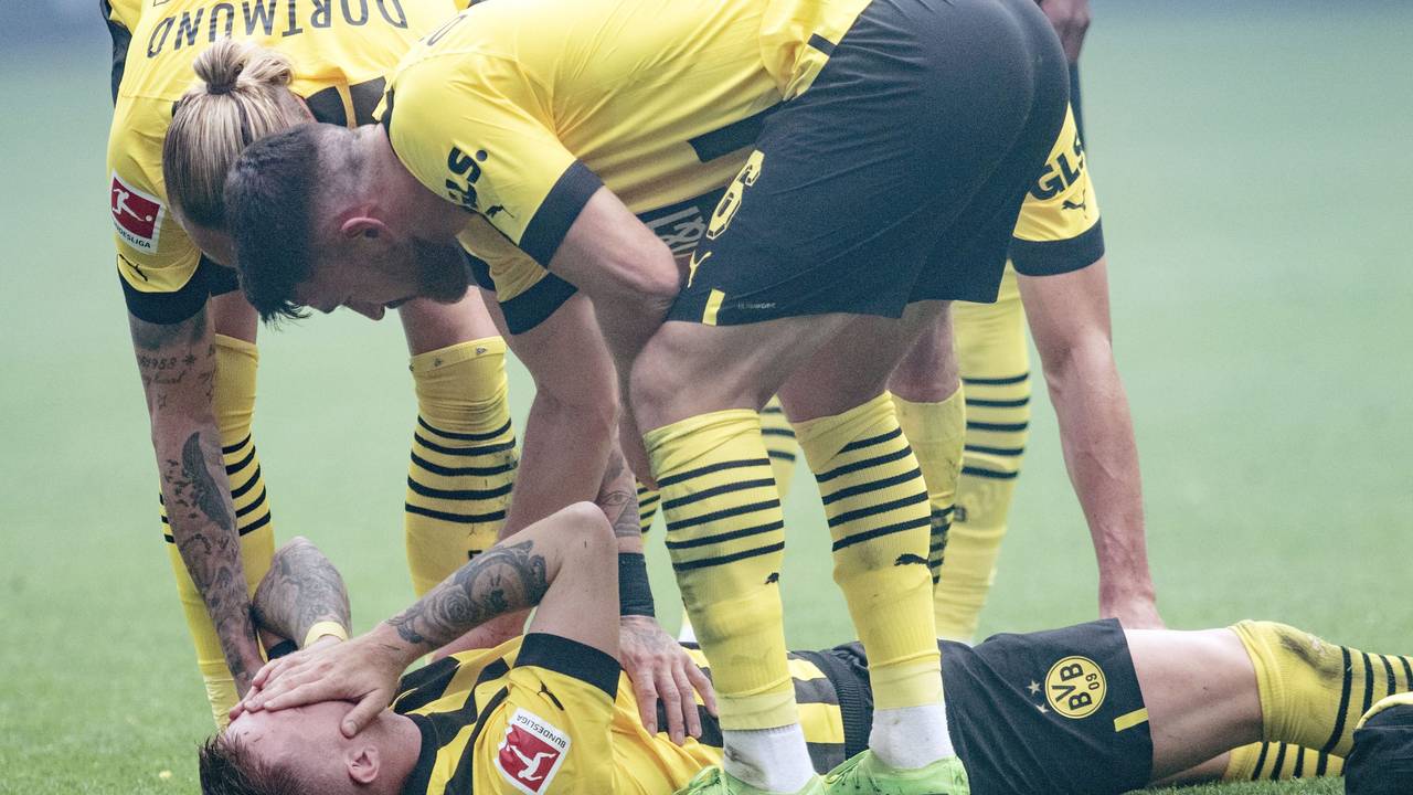 Borussia Dortmunds Kapitän Marco Reus liegt während des Bundesliga-Derbys gegen den FC Schalke 04 verletzt auf dem Rasen.
