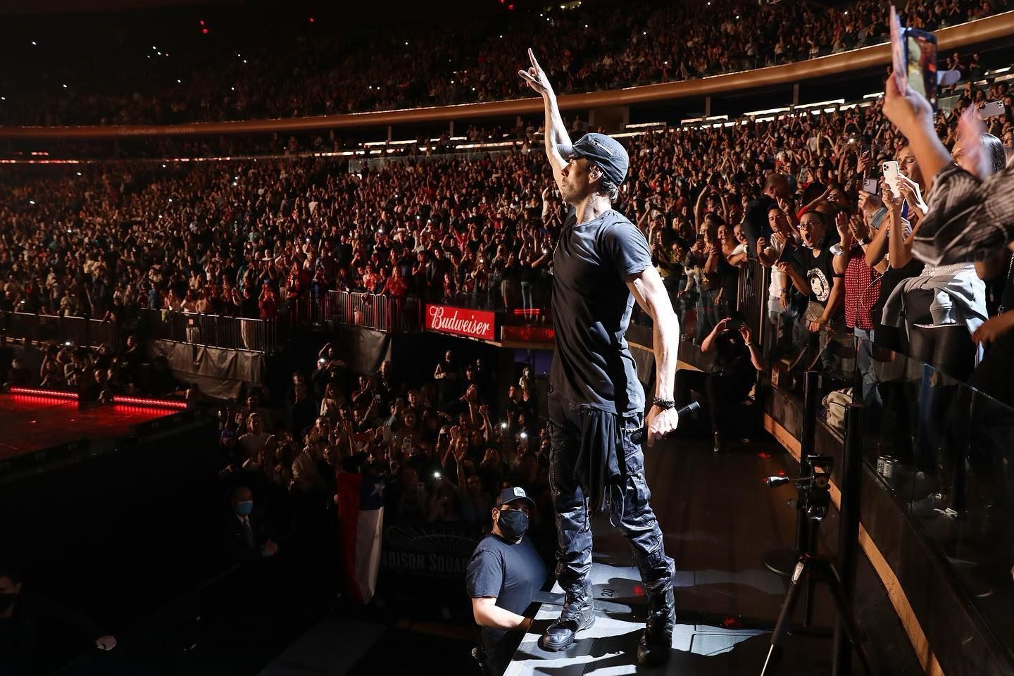 Sänger Enrique Iglesias, hier auf einem Instagram-Foto von November 2021, sorgt mit Fan-Knutscherei für Aufsehen. Auf dem Foto steht der Sänger bei seiner Tour auf der Bühne.