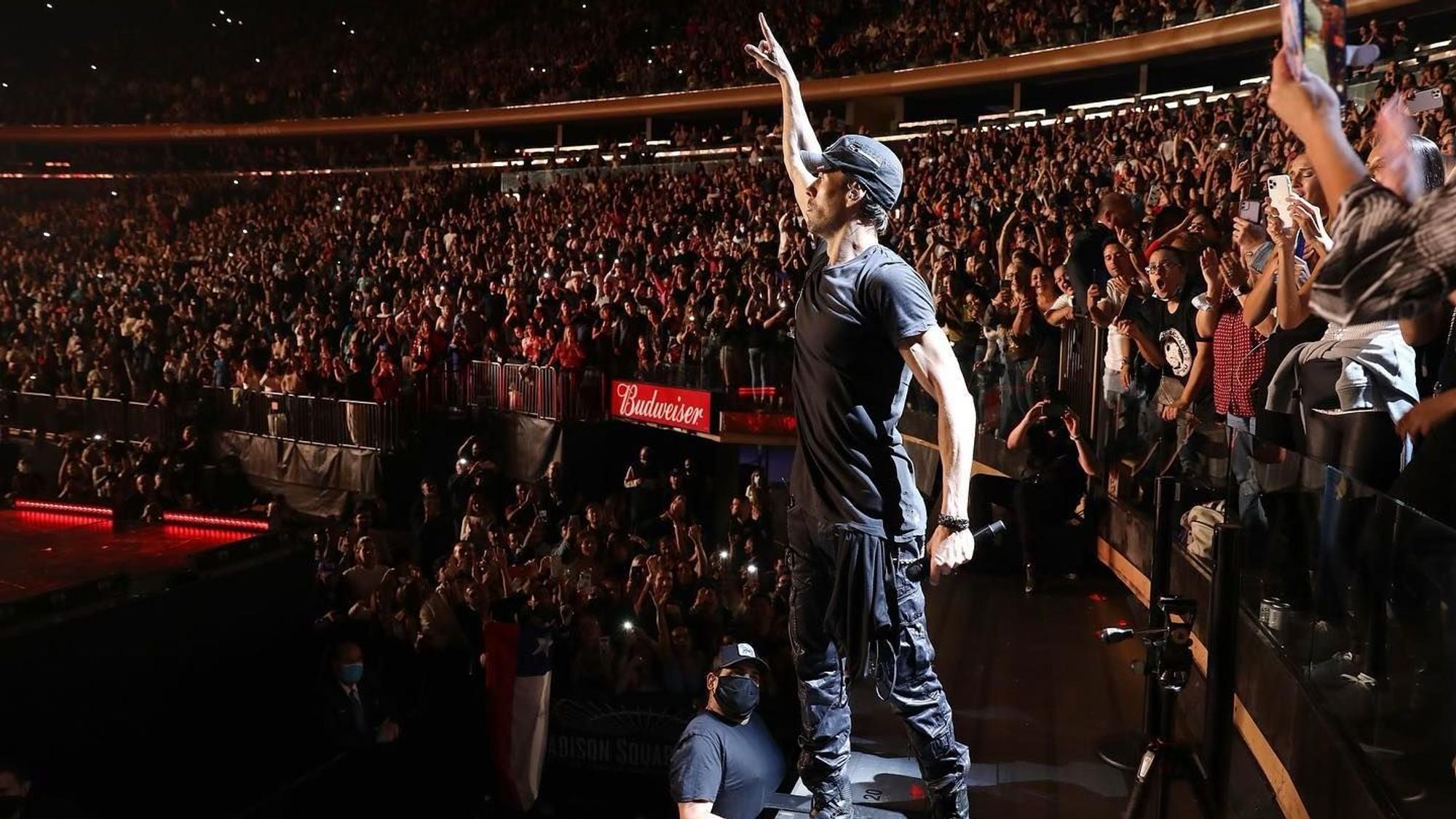 Sänger Enrique Iglesias, hier auf einem Instagram-Foto von November 2021, sorgt mit Fan-Knutscherei für Aufsehen. Auf dem Foto steht der Sänger bei seiner Tour auf der Bühne.