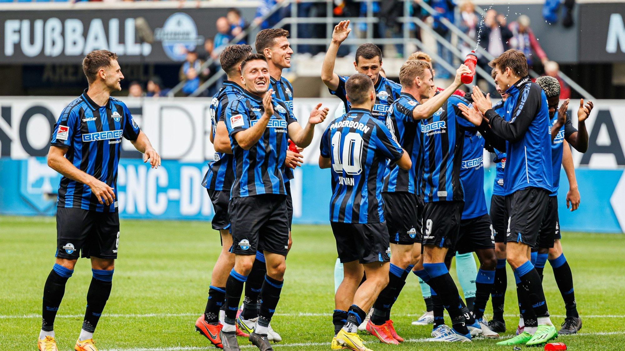Paderborns Spieler bejubeln einen Sieg.