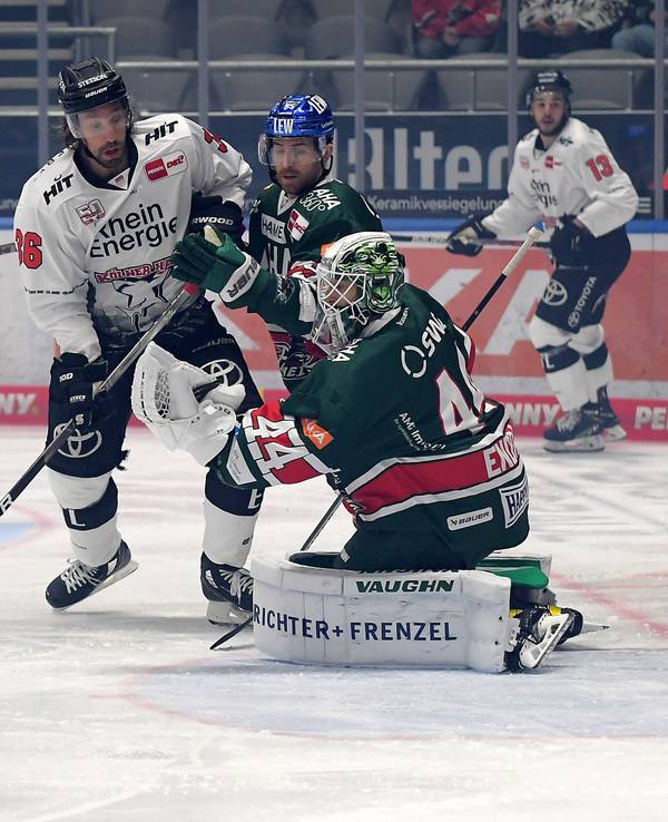 Andreas Thuresson (Kölner Haie) vor Augsburg-Keeper Dennis Endras.