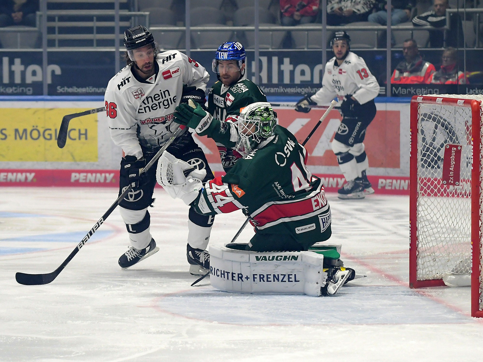 Andreas Thuresson (Kölner Haie) vor Augsburg-Keeper Dennis Endras.