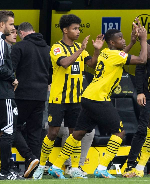 Dortmunds Youssoufa Moukoko betritt für Anthony Modeste das Spielfeld.