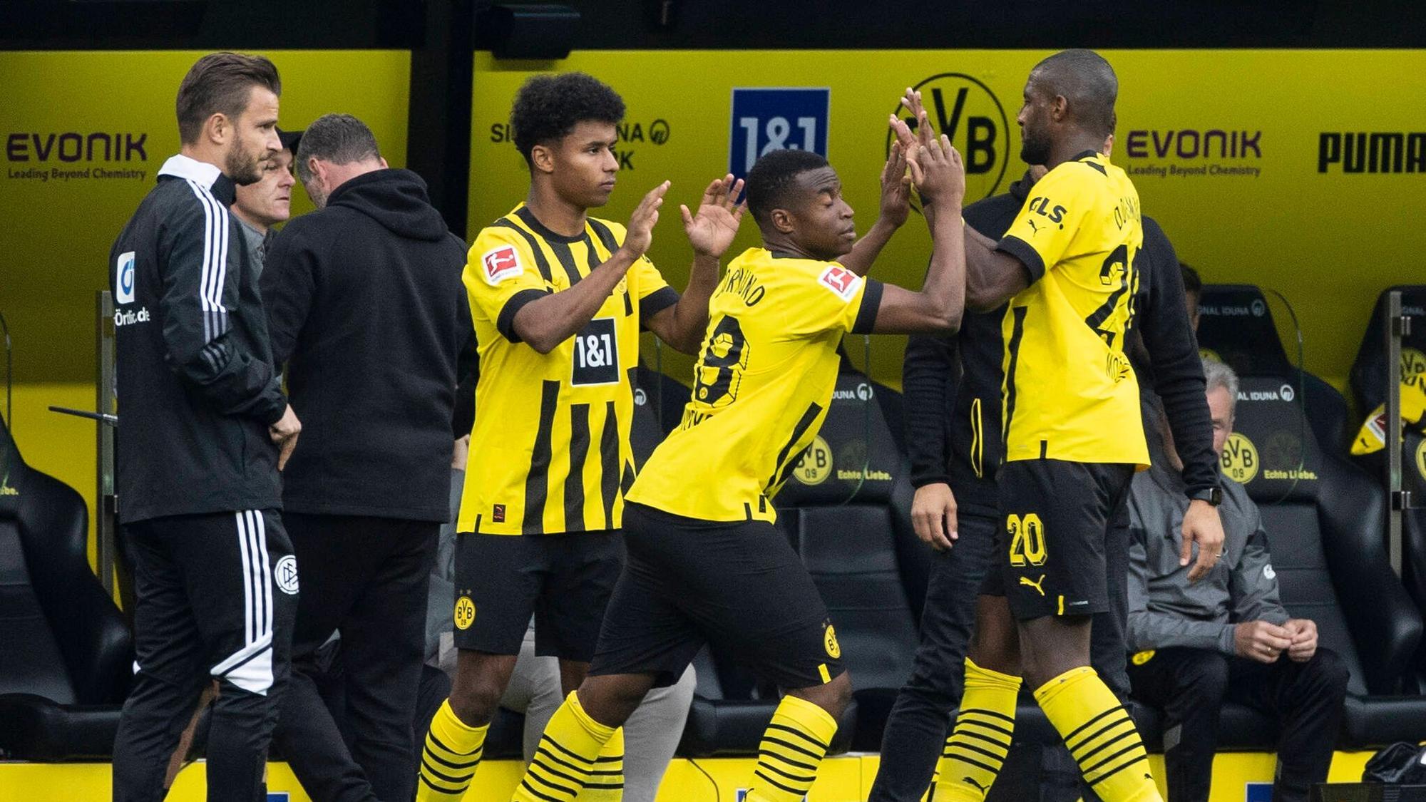 Dortmunds Youssoufa Moukoko betritt für Anthony Modeste das Spielfeld.